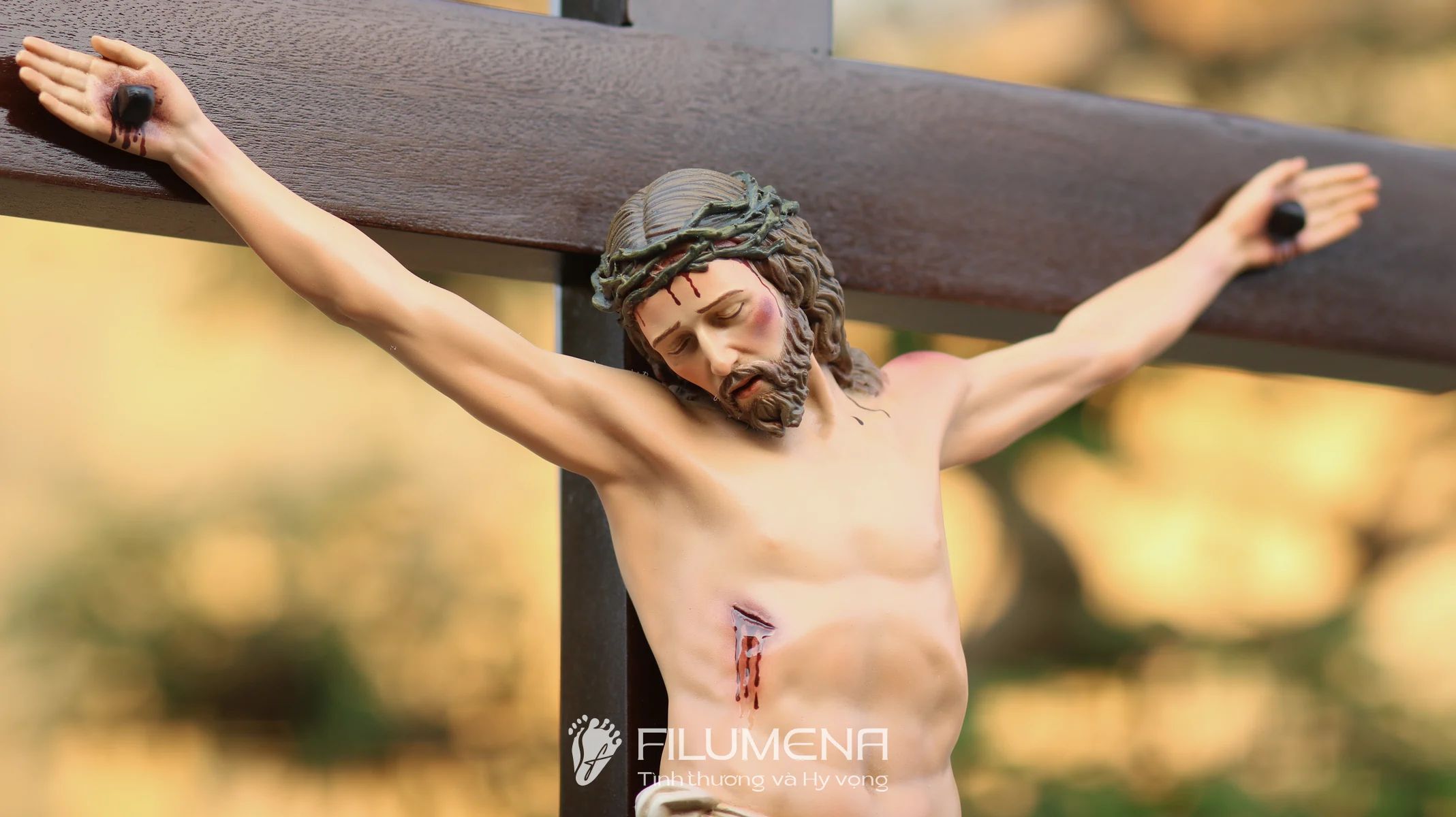 Bàn thờ Chúa và gia tiên tại Phát Diệm. Tượng Công giáo Filumena là tượng của Tình thương và Hy vọng. Bản quyền các tác phẩm tượng Công giáo thuộc về Filumena Art, Cộng hòa Pháp. Filumena sáng tác và sản xuất nhiều mẫu tượng Công giáo khác như Tượng công giáo đẹp, Bàn thờ Chúa phòng khách, Bàn thờ Công giáo phòng khách, Tượng Chúa Giáng sinh, Tượng Giáng sinh