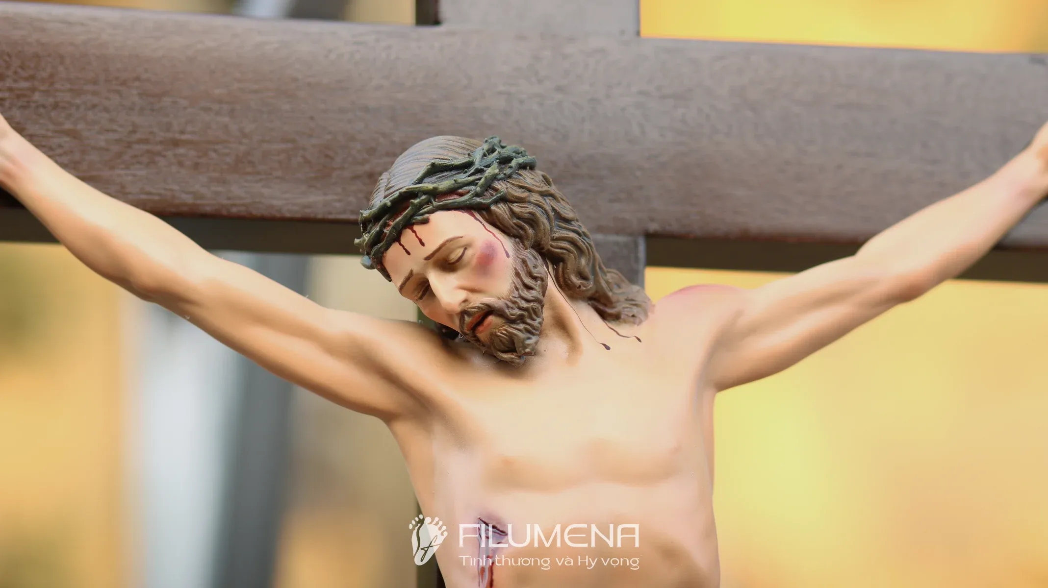 Bàn thờ Chúa và gia tiên tại TP HCM. Tượng Công Giáo Filumena được sáng tác bởi các nghệ sĩ Filumena. Mỗi tác phẩm đều là đóng góp của quý vị cho các việc bác ái. Tượng làm bằng chất liệu bột đá tự nhiên và resin, có đủ các kích thước từ 15, 20 cm tới 1m và lớn hơn nữa.