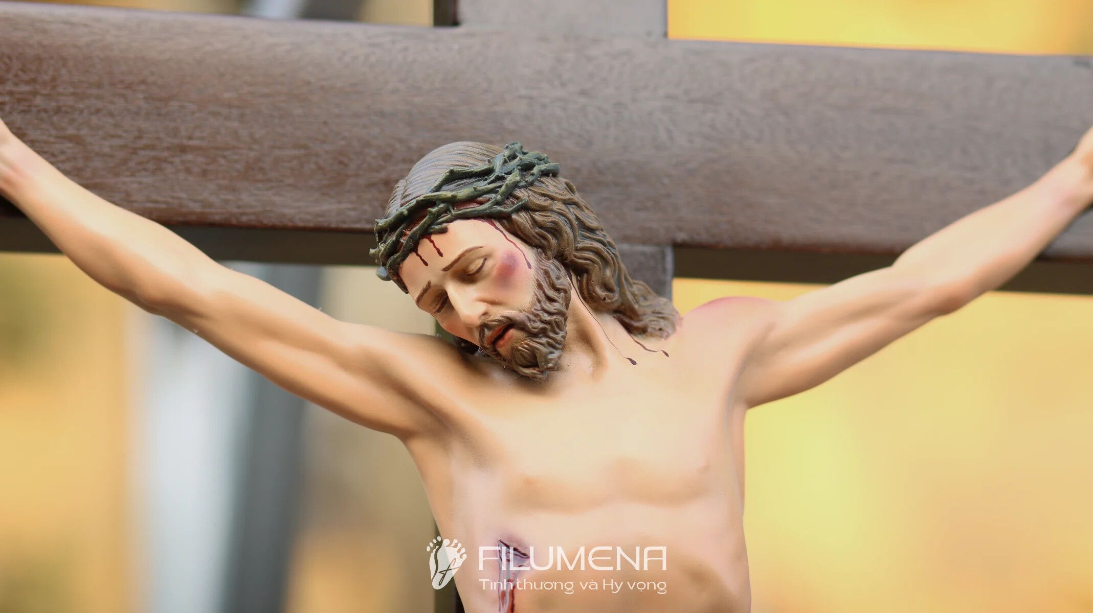 Bàn thờ Chúa và gia tiên tại TGP. Sài Gòn. Tượng Công giáo Filumena là tượng của Tình thương và Hy vọng. Bản quyền các tác phẩm tượng Công giáo thuộc về Filumena Art, Cộng hòa Pháp. Filumena sáng tác và sản xuất nhiều mẫu tượng Công giáo khác như Tượng Đức Mẹ La Vang, Tượng Thánh Antôn, Bàn thờ Chúa, Bàn thờ Chúa - tượng Công giáo Filumena, Bàn thờ Chúa và gia tiên