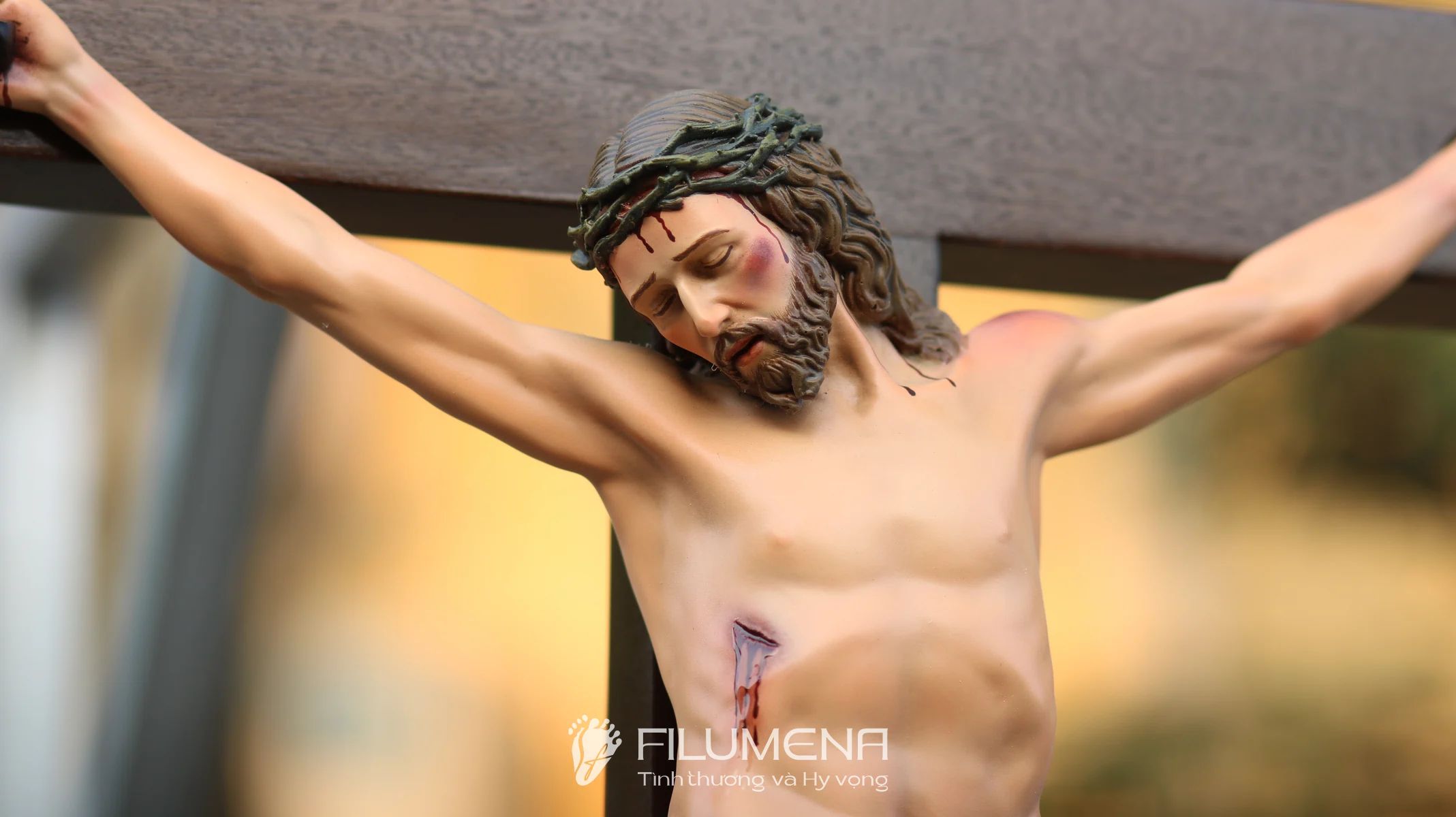 Bàn thờ Chúa tại Đức Mẹ Núi Cúi. Tượng Công giáo Filumena là tượng của Tình thương và Hy vọng. Bản quyền các tác phẩm tượng Công giáo thuộc về Filumena Art, Cộng hòa Pháp. Filumena sáng tác và sản xuất nhiều mẫu tượng Công giáo khác như Bàn thờ Công giáo, Bàn thờ Chúa và gia tiên, Tượng Đức Mẹ La Vang, Tượng Chúa hài đồng, Tượng Giáng sinh mini