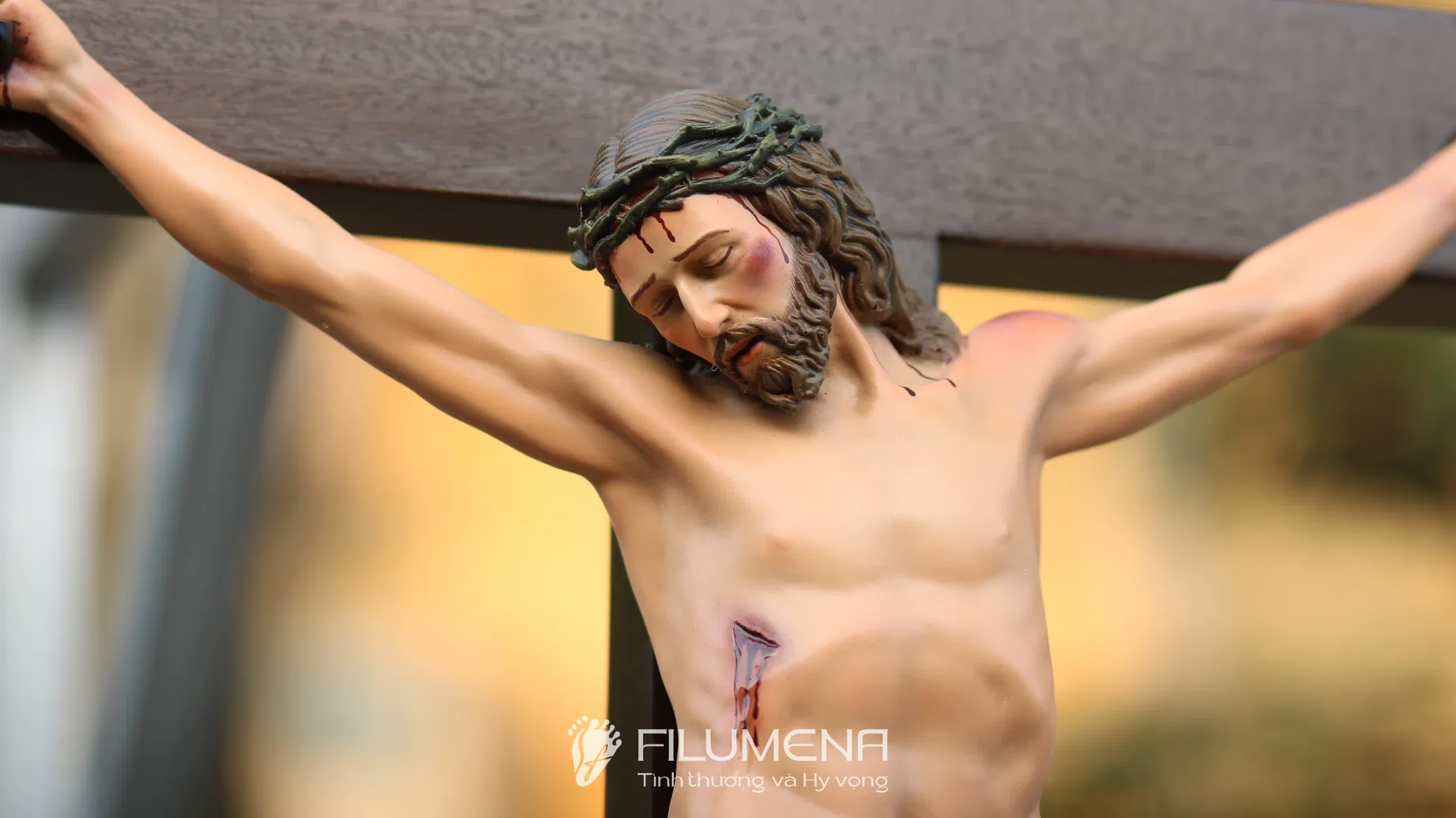 Bàn thờ Chúa tại Nhà sách Đức Bà Hòa Bình Sài Gòn. Tượng Công Giáo Filumena được sáng tác bởi các nghệ sĩ Filumena. Mỗi tác phẩm đều là đóng góp của quý vị cho các việc bác ái. Tượng làm bằng chất liệu bột đá tự nhiên và resin, có đủ các kích thước từ 15, 20 cm tới 1m và lớn hơn nữa.