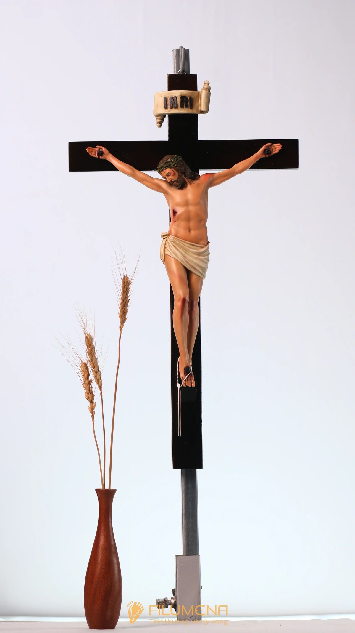 Chọn tượng Chúa chịu nạn cho không gian nhỏ cần ưu tiên tỷ lệ gọn, bố cục thanh và cảm giác yên thay vì chỉ nhìn vào kích thước tuyệt đối