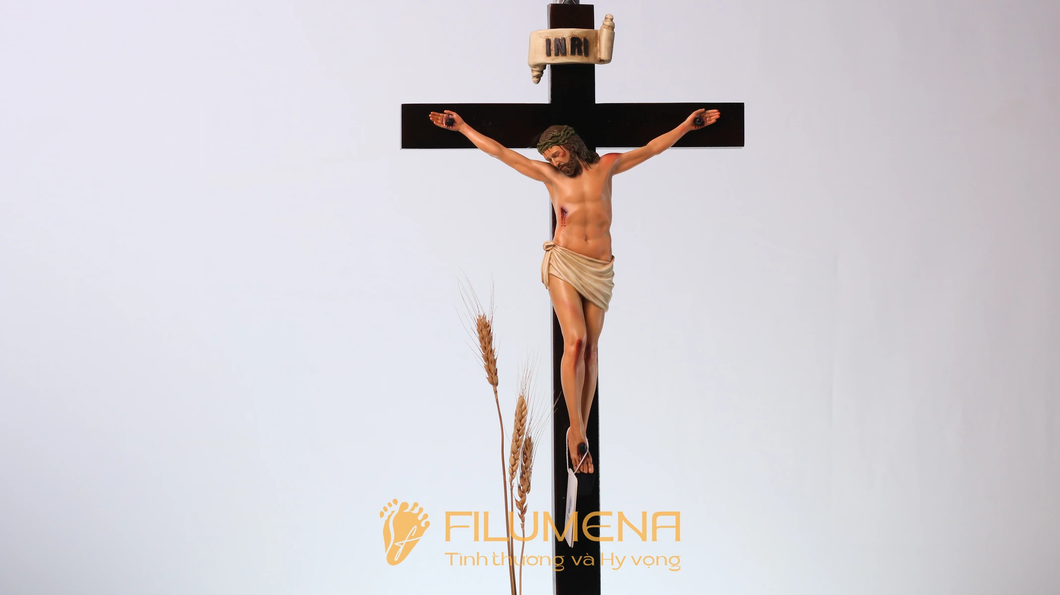 Bảng INRI trên tượng Chúa chịu nạn là chi tiết nhỏ nhưng mang chiều sâu Kinh Thánh, giúp người nhìn hiểu hơn căn tính và sứ mạng của Chúa Giêsu