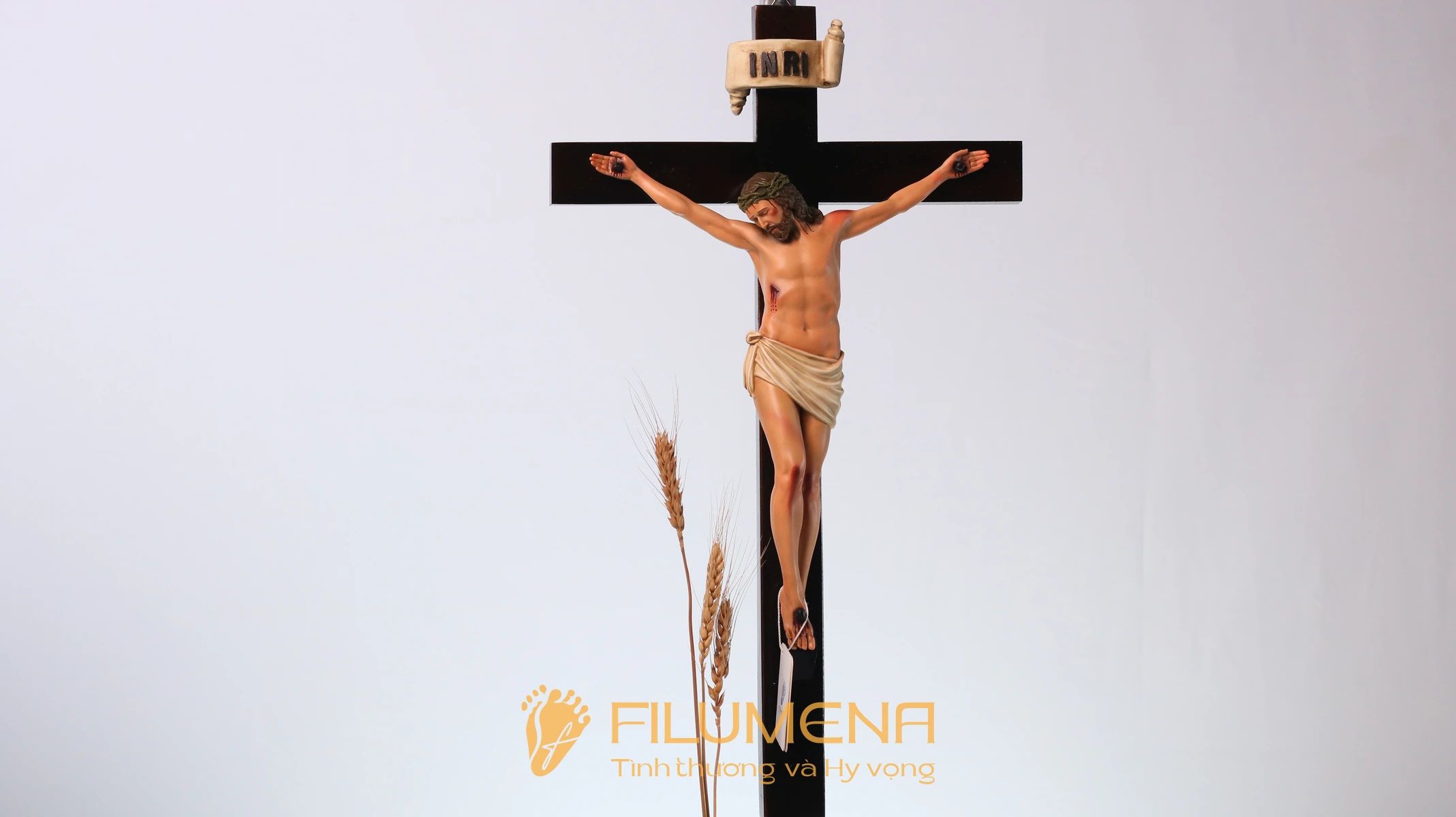 Bảng INRI trên tượng Chúa chịu nạn là chi tiết nhỏ nhưng mang chiều sâu Kinh Thánh, giúp người nhìn hiểu hơn căn tính và sứ mạng của Chúa Giêsu