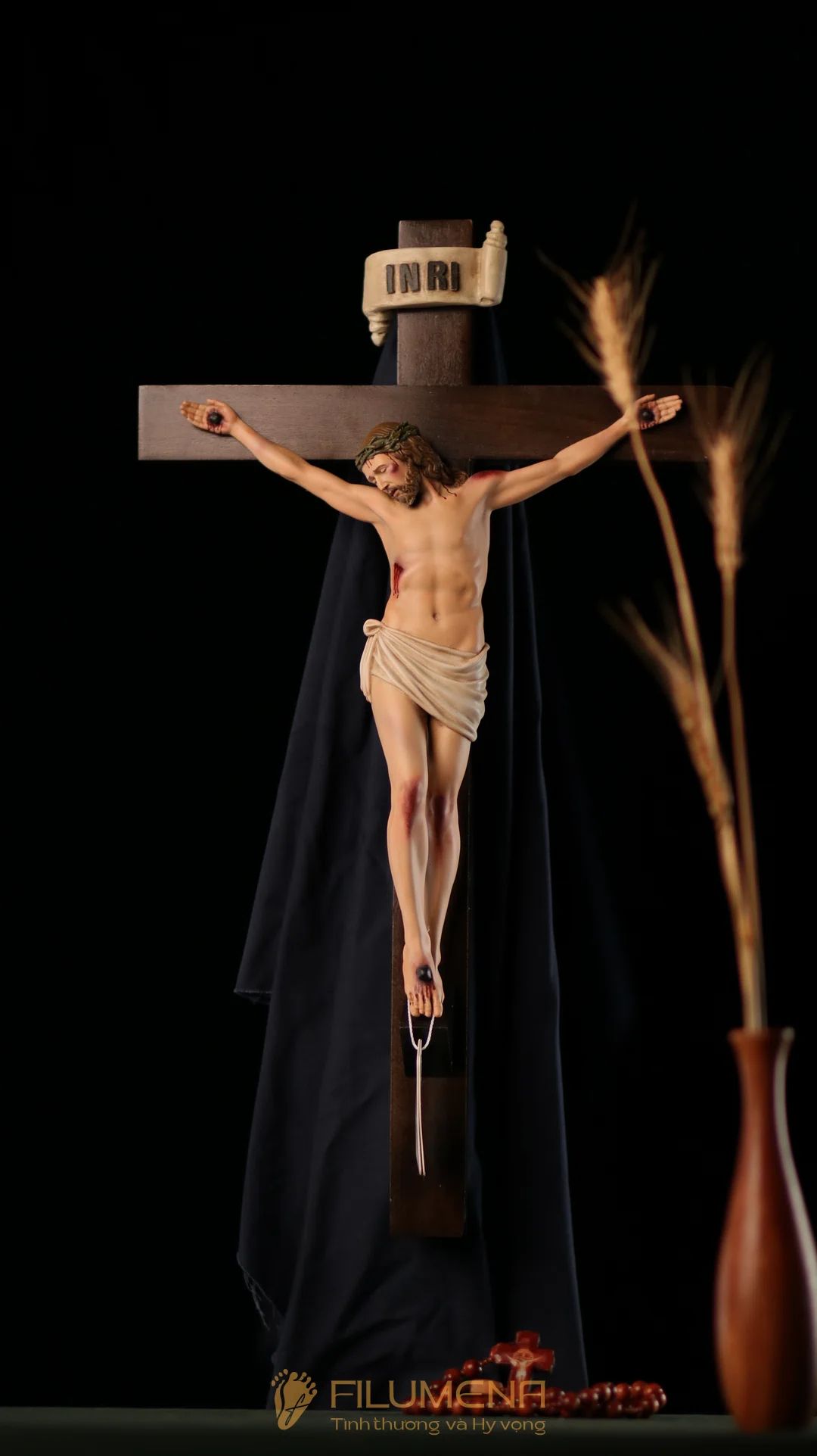 Tượng chịu nạn tại Đức Mẹ Núi Cúi. Tượng Công giáo Filumena là tượng của Tình thương và Hy vọng. Bản quyền các tác phẩm tượng Công giáo thuộc về Filumena Art, Cộng hòa Pháp. Filumena sáng tác và sản xuất nhiều mẫu tượng Công giáo khác như Tượng Mẹ Maria, Tượng Đức Mẹ để xe ô tô, Bàn thờ Công giáo, Bàn thờ Công giáo, Bàn thờ Chúa và gia tiên