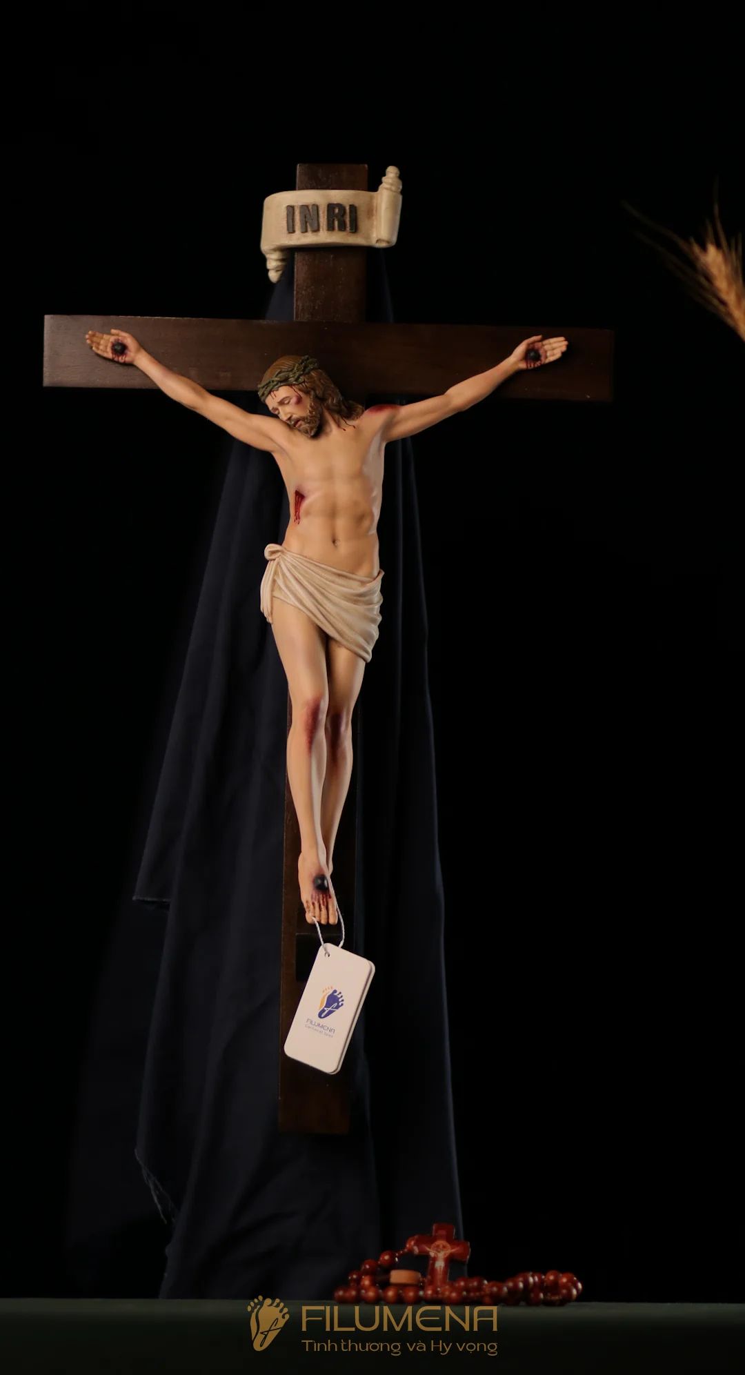 Tượng chịu nạn tại Nhà sách Đức Mẹ Hằng Cứu Giúp. Tượng Công giáo Filumena là tượng của Tình thương và Hy vọng. Bản quyền các tác phẩm tượng Công giáo thuộc về Filumena Art, Cộng hòa Pháp. Filumena sáng tác và sản xuất nhiều mẫu tượng Công giáo khác như Tượng Đức Mẹ để xe hơi, Tượng Đức Mẹ để xe ô tô, Bàn thờ Công giáo, Bàn thờ Công giáo, Bàn thờ Chúa và gia tiên