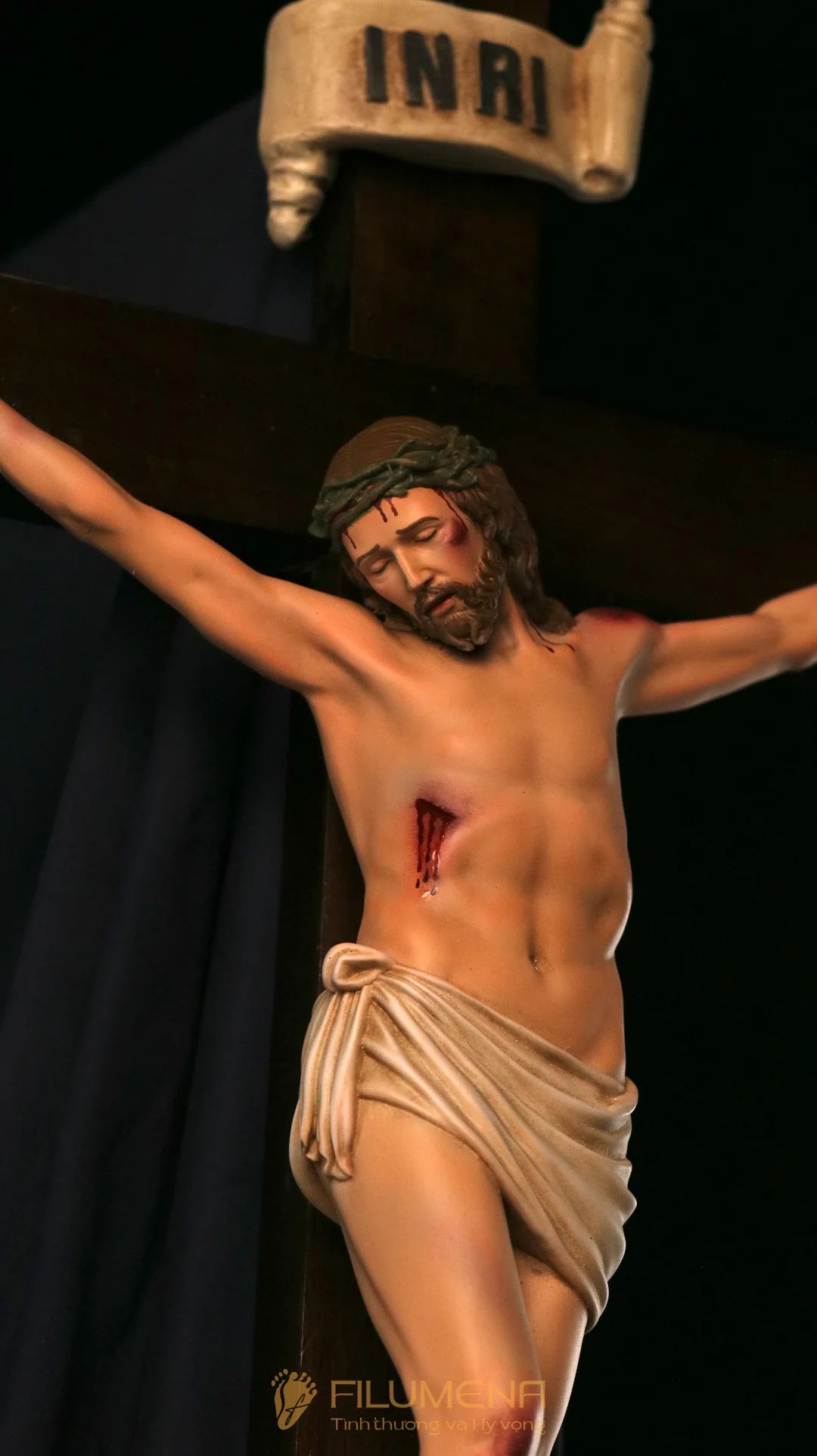 Tượng chịu nạn tại Nhà sách Đức Mẹ Hằng Cứu Giúp. Tượng Công giáo Filumena là tượng của Tình thương và Hy vọng. Bản quyền các tác phẩm tượng Công giáo thuộc về Filumena Art, Cộng hòa Pháp. Filumena sáng tác và sản xuất nhiều mẫu tượng Công giáo khác như Tượng Đức Mẹ để xe hơi, Tượng Đức Mẹ để xe ô tô, Bàn thờ Công giáo, Bàn thờ Công giáo, Bàn thờ Chúa và gia tiên