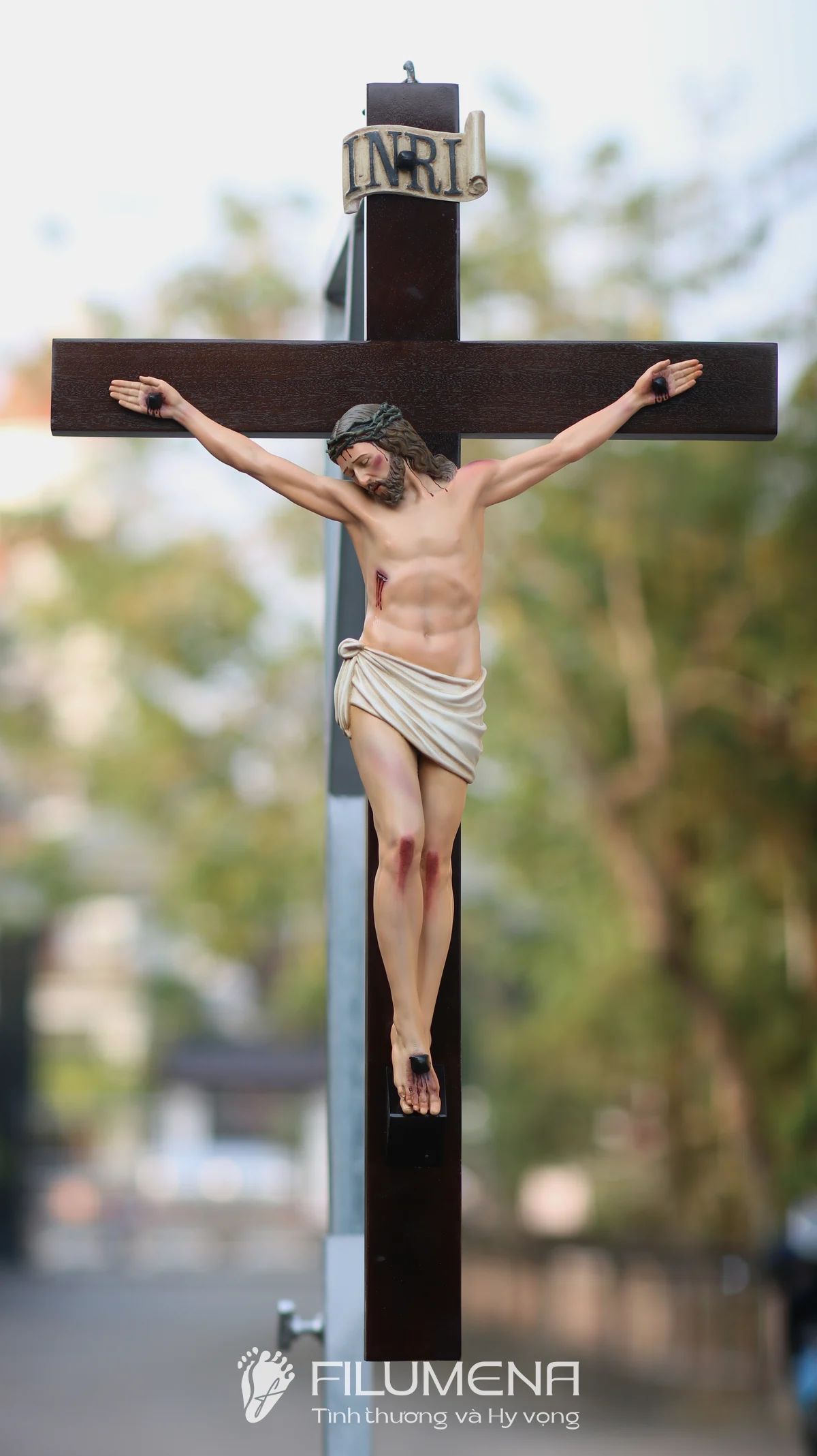 Tượng chịu nạn tại Nhà sách Đức Mẹ Hằng Cứu Giúp. Tượng Công giáo Filumena là tượng của Tình thương và Hy vọng. Bản quyền các tác phẩm tượng Công giáo thuộc về Filumena Art, Cộng hòa Pháp. Filumena sáng tác và sản xuất nhiều mẫu tượng Công giáo khác như Tượng Đức Mẹ để xe hơi, Tượng Đức Mẹ để xe ô tô, Bàn thờ Công giáo, Bàn thờ Công giáo, Bàn thờ Chúa và gia tiên