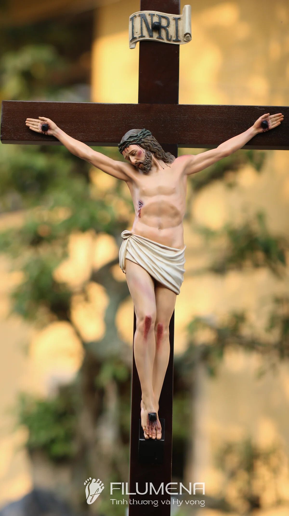 Tượng chịu nạn tại Đền thánh Martino Hố Nai. Tượng Công giáo Filumena là tượng của Tình thương và Hy vọng. Bản quyền các tác phẩm tượng Công giáo thuộc về Filumena Art, Cộng hòa Pháp. Filumena sáng tác và sản xuất nhiều mẫu tượng Công giáo khác như Bàn thờ Công giáo phòng khách, Bàn thờ Chúa phòng khách, Tượng công giáo đẹp, Tượng công giáo mini, Tượng chuộc tội