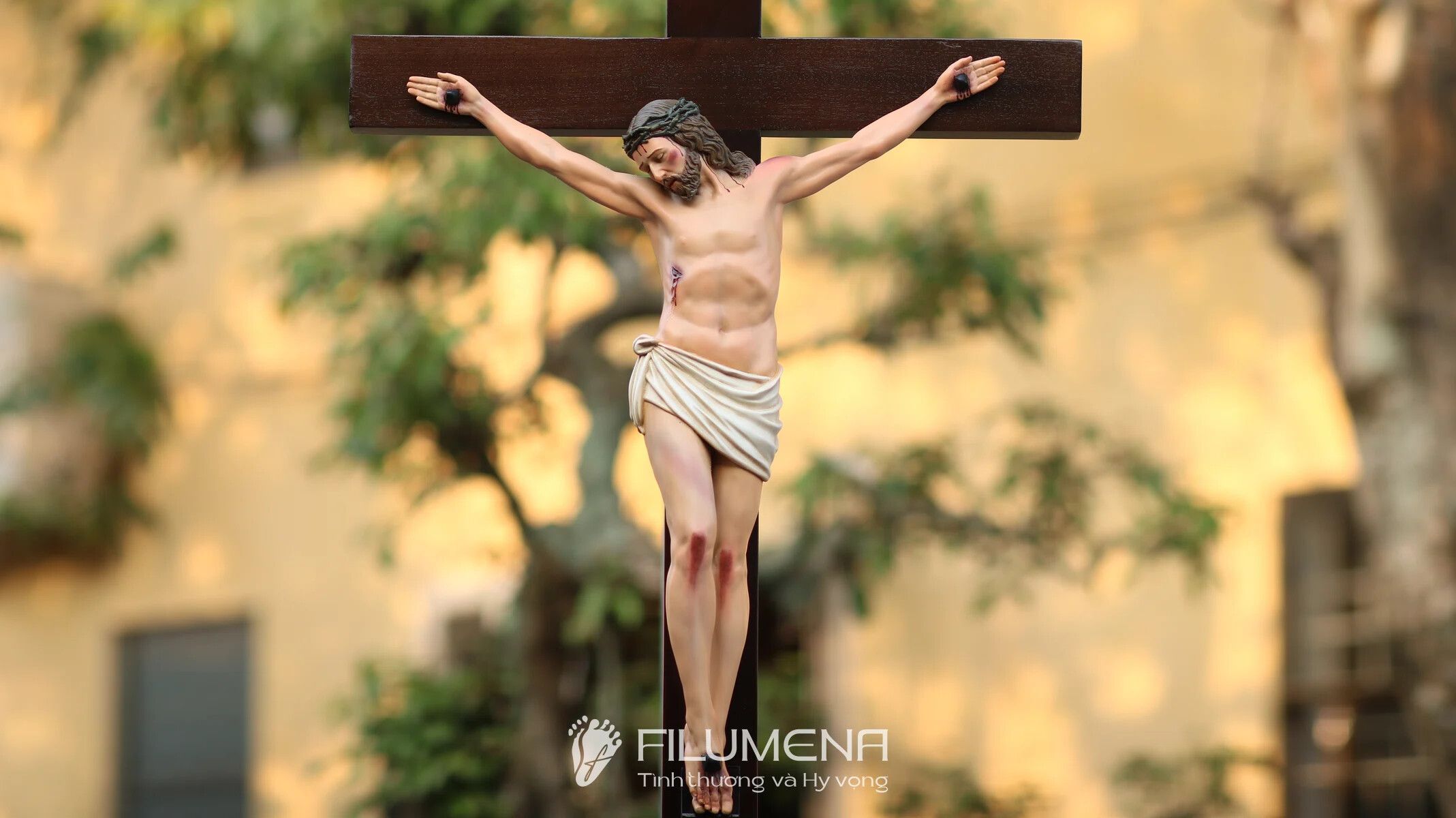 Tượng chịu nạn tại Đền thánh Martino Hố Nai. Tượng Công giáo Filumena là tượng của Tình thương và Hy vọng. Bản quyền các tác phẩm tượng Công giáo thuộc về Filumena Art, Cộng hòa Pháp. Filumena sáng tác và sản xuất nhiều mẫu tượng Công giáo khác như Bàn thờ Công giáo phòng khách, Bàn thờ Chúa phòng khách, Tượng công giáo đẹp, Tượng công giáo mini, Tượng chuộc tội