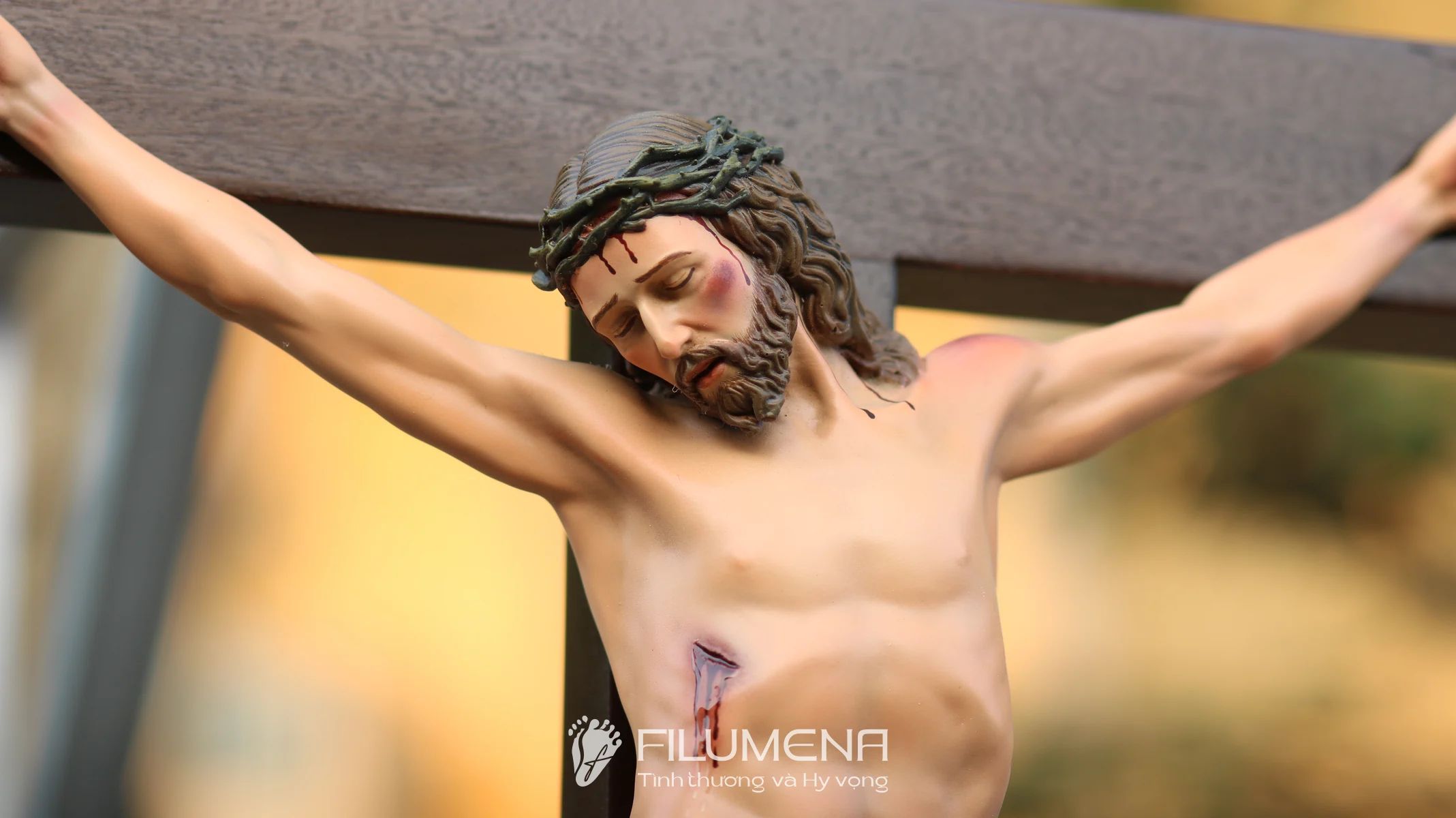 Tượng chịu nạn tại Nhà sách Đức Mẹ Hằng Cứu Giúp. Tượng Công giáo Filumena là tượng của Tình thương và Hy vọng. Bản quyền các tác phẩm tượng Công giáo thuộc về Filumena Art, Cộng hòa Pháp. Filumena sáng tác và sản xuất nhiều mẫu tượng Công giáo khác như Tượng Đức Mẹ để xe hơi, Tượng Đức Mẹ để xe ô tô, Bàn thờ Công giáo, Bàn thờ Công giáo, Bàn thờ Chúa và gia tiên