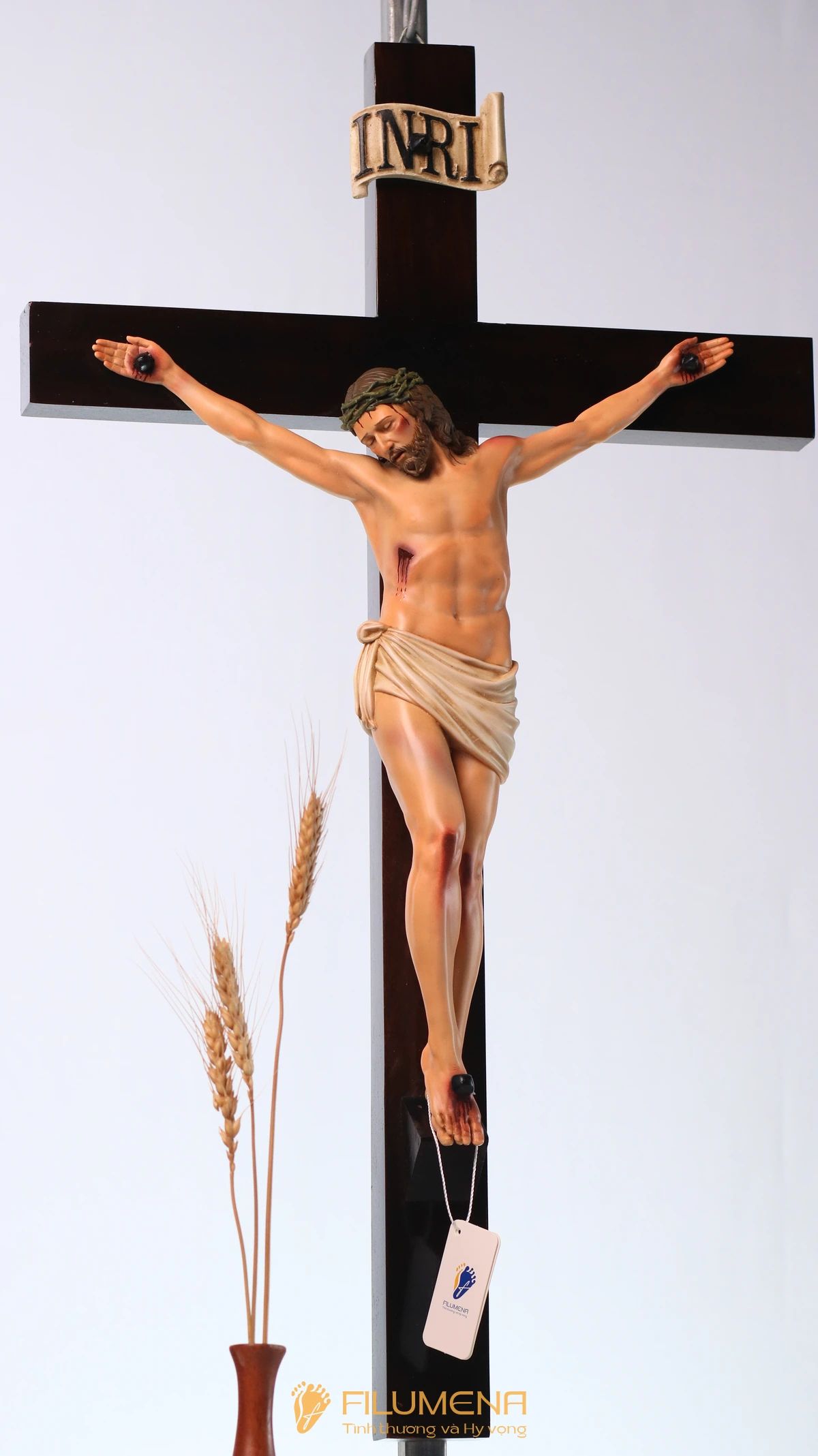 Tượng Chúa chịu nạn phù hợp cho bàn thờ treo tường thường là mẫu có bố cục gọn, tỷ lệ thanh và đủ rõ để giữ điểm quy hướng trong không gian nhỏ