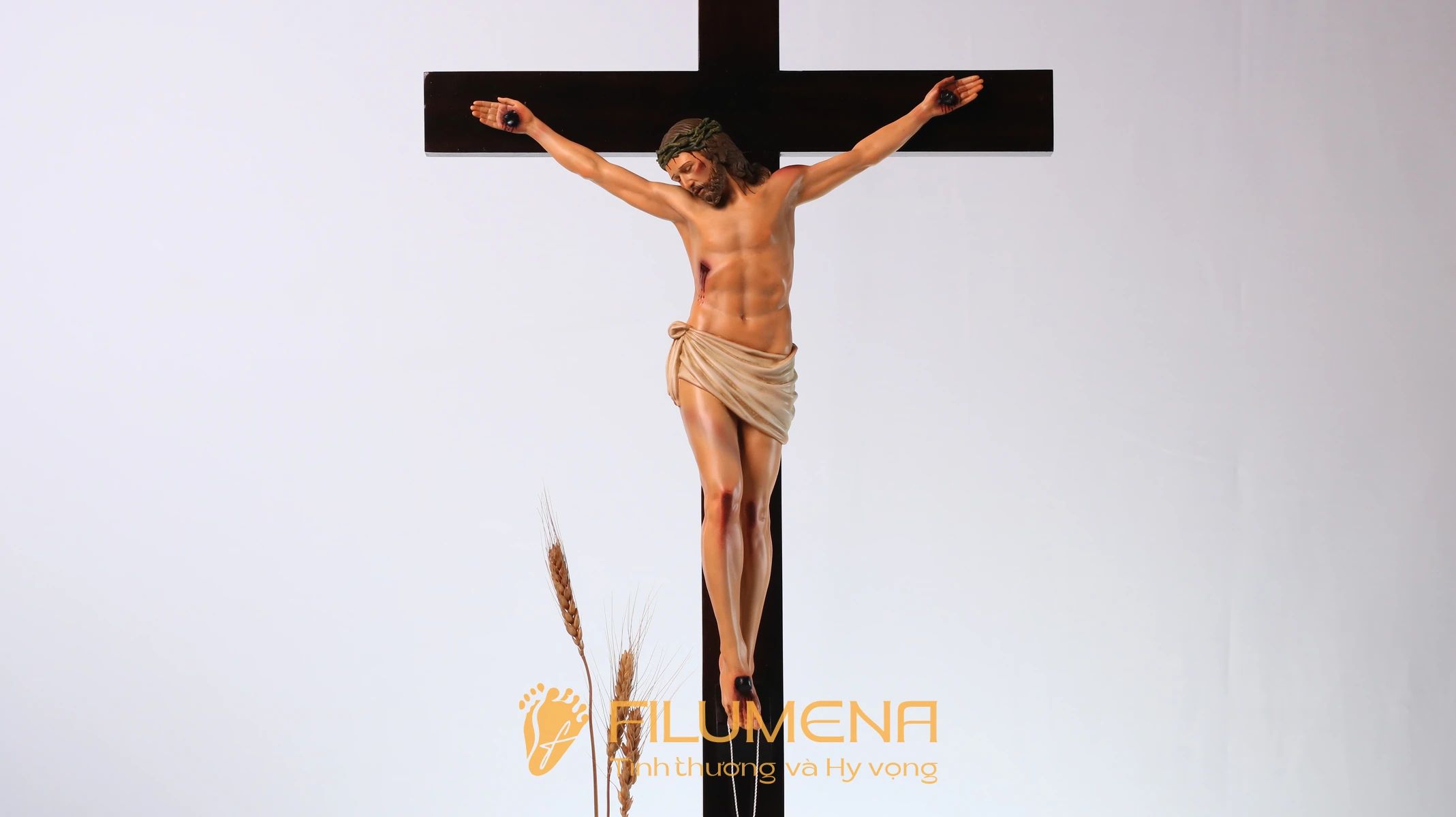 Tượng Chúa chịu nạn 40 cm trên thánh giá gỗ lát của Filumena