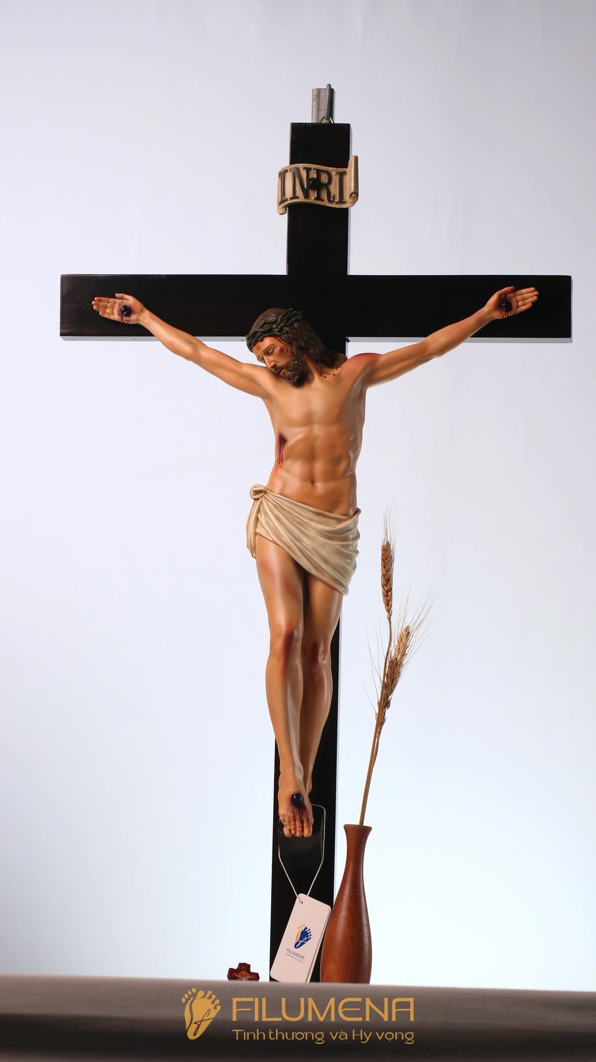 Tượng Chúa Giê-su tại Nhà sách Nhà thờ Chánh tòa Đà Nẵng. Tượng Công giáo Filumena là tượng của Tình thương và Hy vọng. Bản quyền các tác phẩm tượng Công giáo thuộc về Filumena Art, Cộng hòa Pháp. Filumena sáng tác và sản xuất nhiều mẫu tượng Công giáo khác như Tượng Đức Mẹ La Vang, Tượng Chúa hài đồng, Tượng Giáng sinh mini, Tượng Chúa Giáng sinh, Bàn thờ Công giáo phòng khách