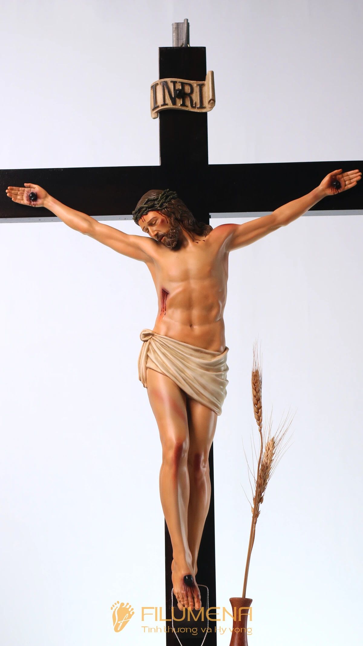 Tượng chịu nạn tại Đền thánh Martino Hố Nai. Tượng Công giáo Filumena là tượng của Tình thương và Hy vọng. Bản quyền các tác phẩm tượng Công giáo thuộc về Filumena Art, Cộng hòa Pháp. Filumena sáng tác và sản xuất nhiều mẫu tượng Công giáo khác như Bàn thờ Công giáo phòng khách, Bàn thờ Chúa phòng khách, Tượng công giáo đẹp, Tượng công giáo mini, Tượng chuộc tội