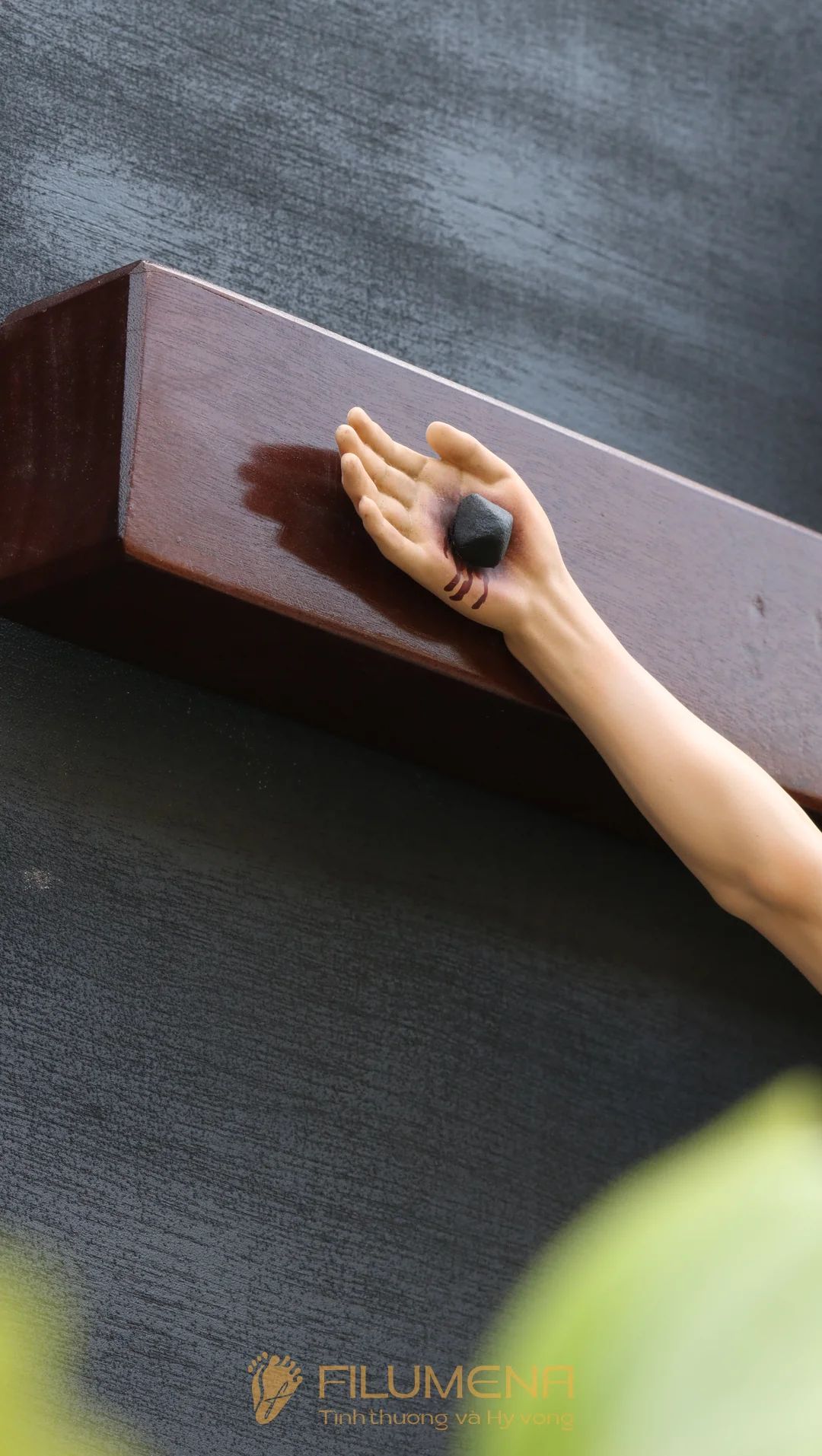 Cận cảnh thân tượng Chúa Giêsu trên thánh giá gỗ lát