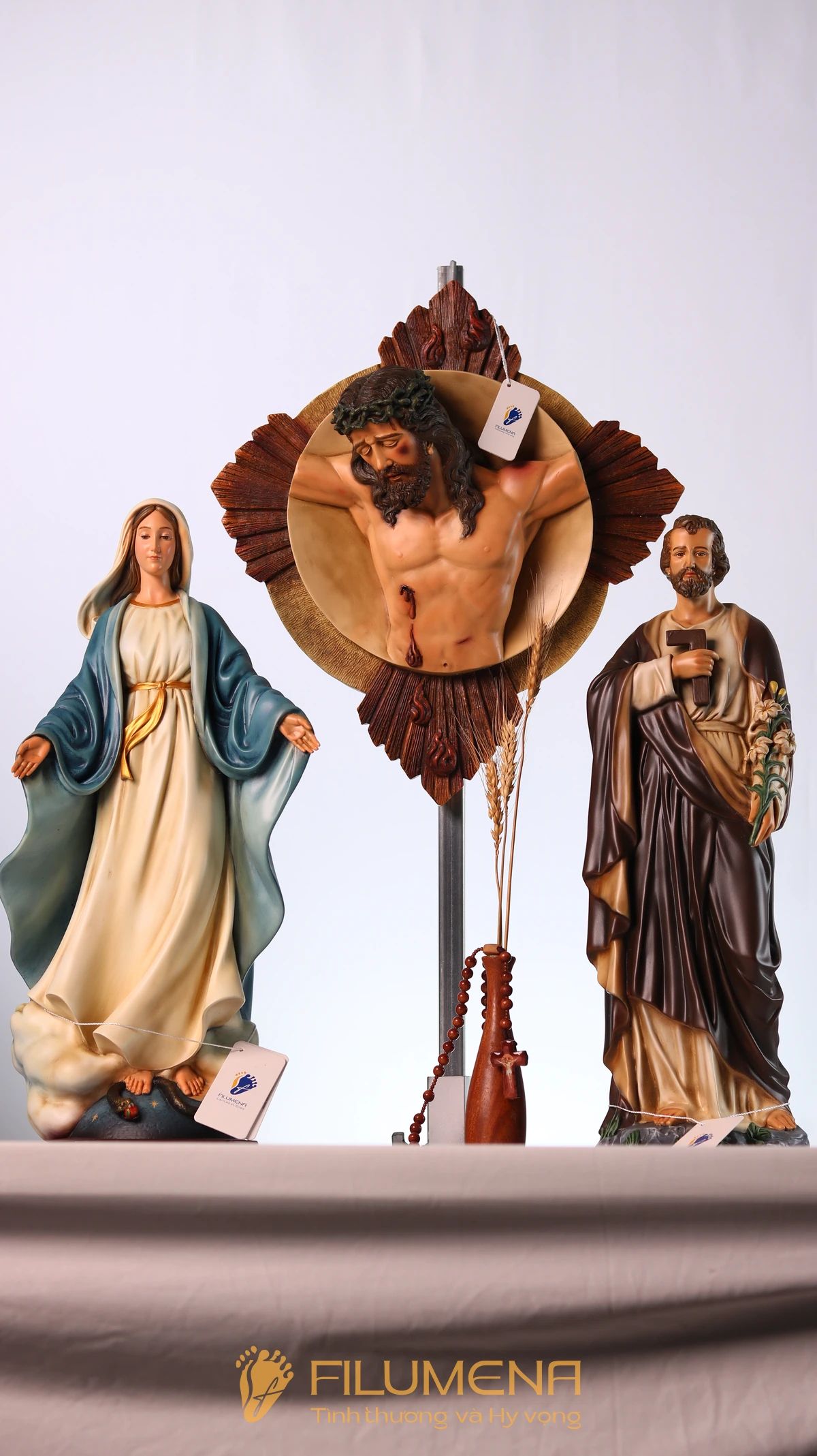 Tượng chịu nạn tại GP Xuân Lộc. Tượng Công giáo Filumena là tượng của Tình thương và Hy vọng. Bản quyền các tác phẩm tượng Công giáo thuộc về Filumena Art, Cộng hòa Pháp. Filumena sáng tác và sản xuất nhiều mẫu tượng Công giáo khác như Tượng Đức Mẹ để xe hơi, Tượng Đức Mẹ để xe ô tô, Bàn thờ Công giáo, Bàn thờ Công giáo, Bàn thờ Chúa và gia tiên