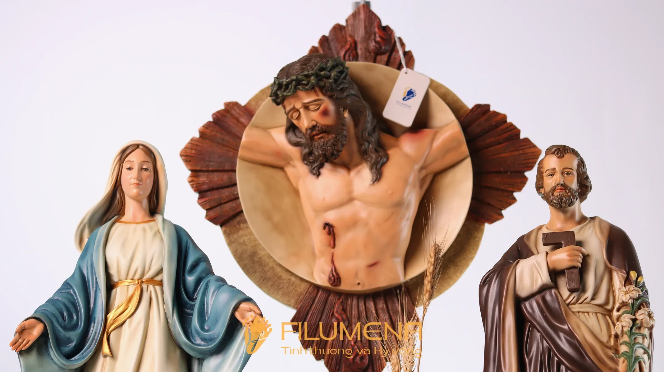 Tượng chịu nạn tại Nhà sách Nhà thờ Chánh tòa Đà Nẵng. Tượng Công Giáo Filumena được sáng tác bởi các nghệ sĩ Filumena. Mỗi tác phẩm đều là đóng góp của quý vị cho các việc bác ái. Tượng làm bằng chất liệu bột đá tự nhiên và resin, có đủ các kích thước từ 15, 20 cm tới 1m và lớn hơn nữa.