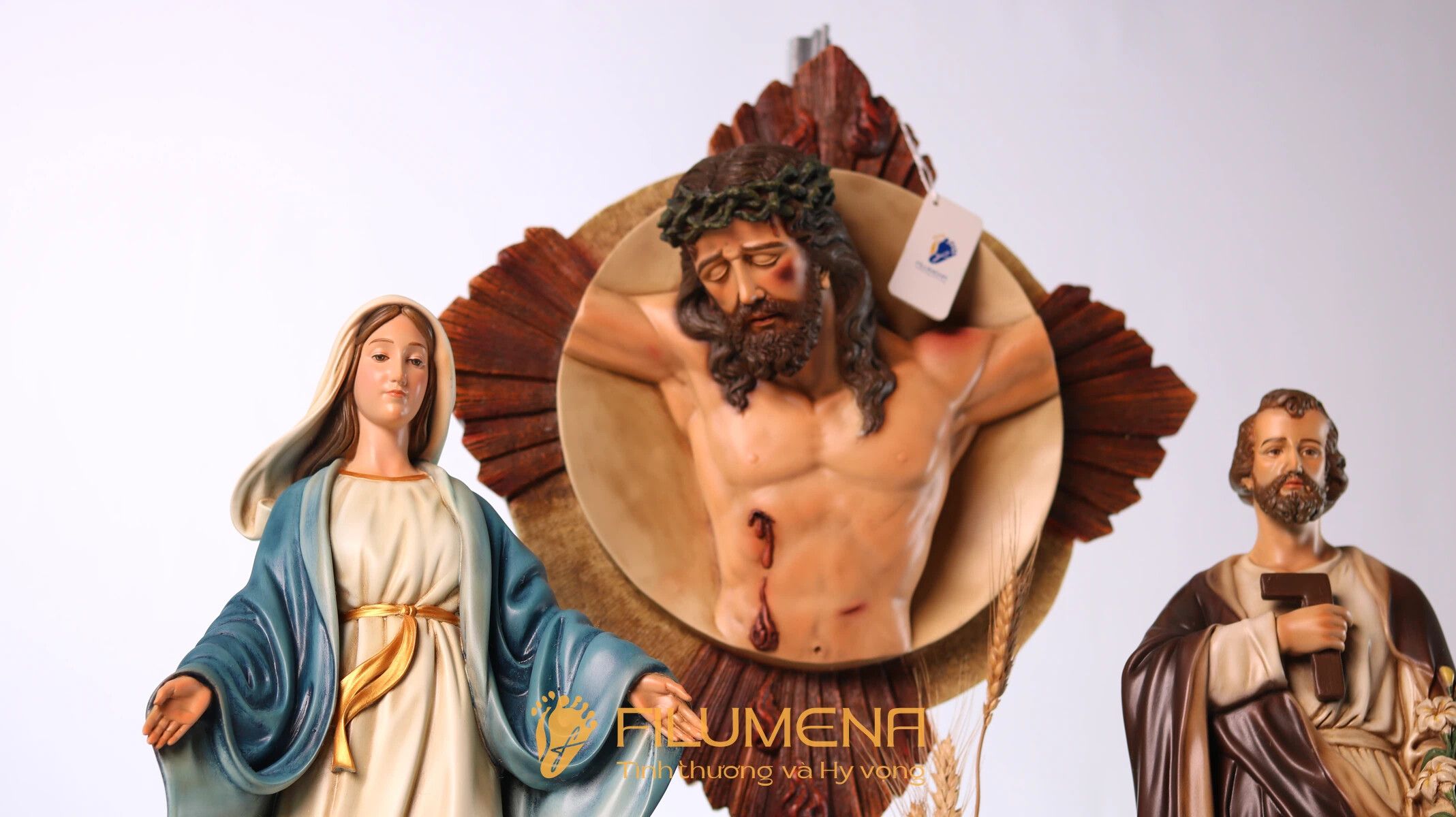 Tượng chịu nạn tại Đền thánh Martino Hố Nai. Tượng Công giáo Filumena là tượng của Tình thương và Hy vọng. Bản quyền các tác phẩm tượng Công giáo thuộc về Filumena Art, Cộng hòa Pháp. Filumena sáng tác và sản xuất nhiều mẫu tượng Công giáo khác như Bàn thờ Công giáo phòng khách, Bàn thờ Chúa phòng khách, Tượng công giáo đẹp, Tượng công giáo mini, Tượng chuộc tội