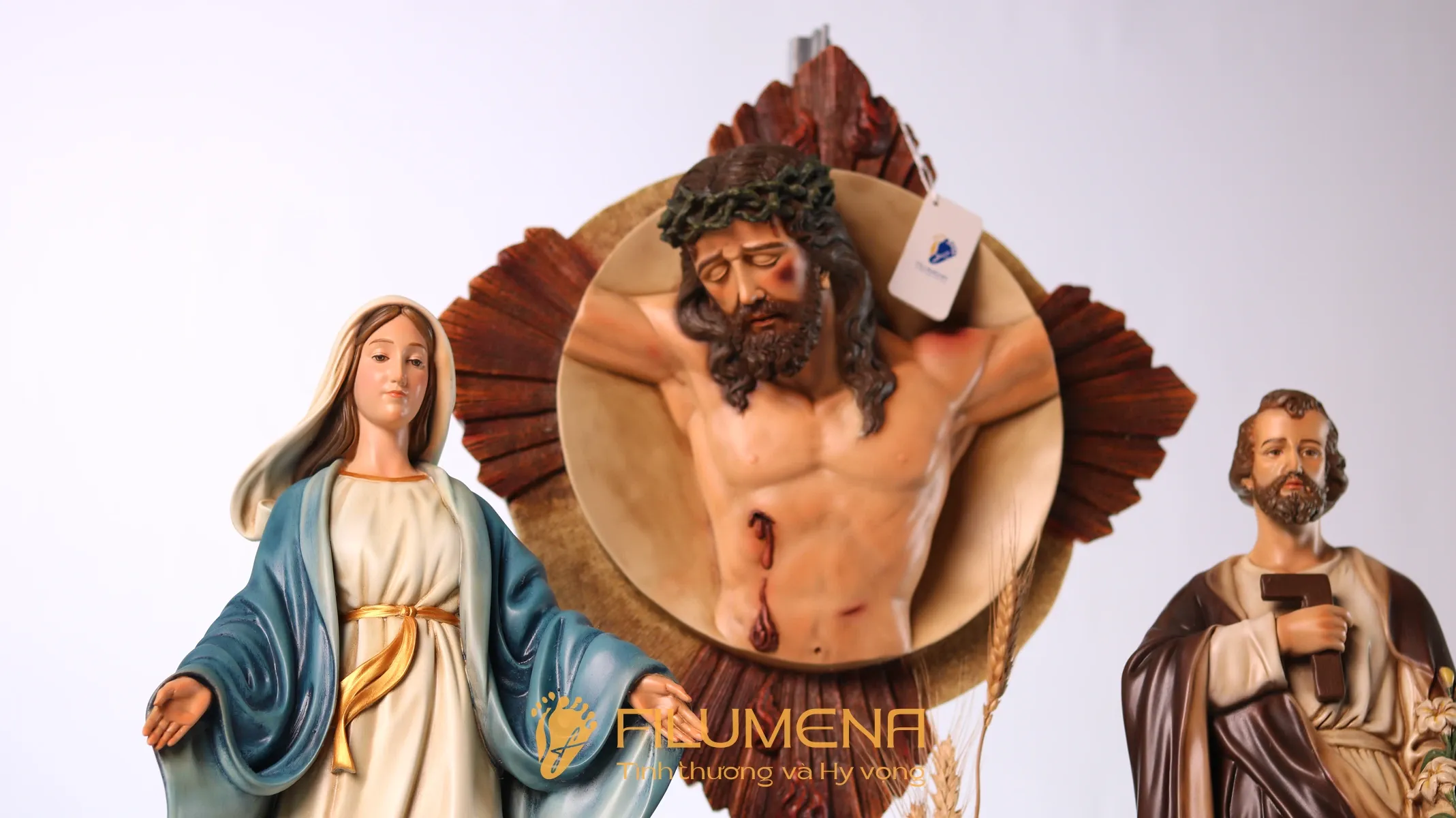 Tượng chịu nạn tại Mỹ. Tượng Công Giáo Filumena được sáng tác bởi các nghệ sĩ Filumena. Mỗi tác phẩm đều là đóng góp của quý vị cho các việc bác ái. Tượng làm bằng chất liệu bột đá tự nhiên và resin, có đủ các kích thước từ 15, 20 cm tới 1m và lớn hơn nữa.