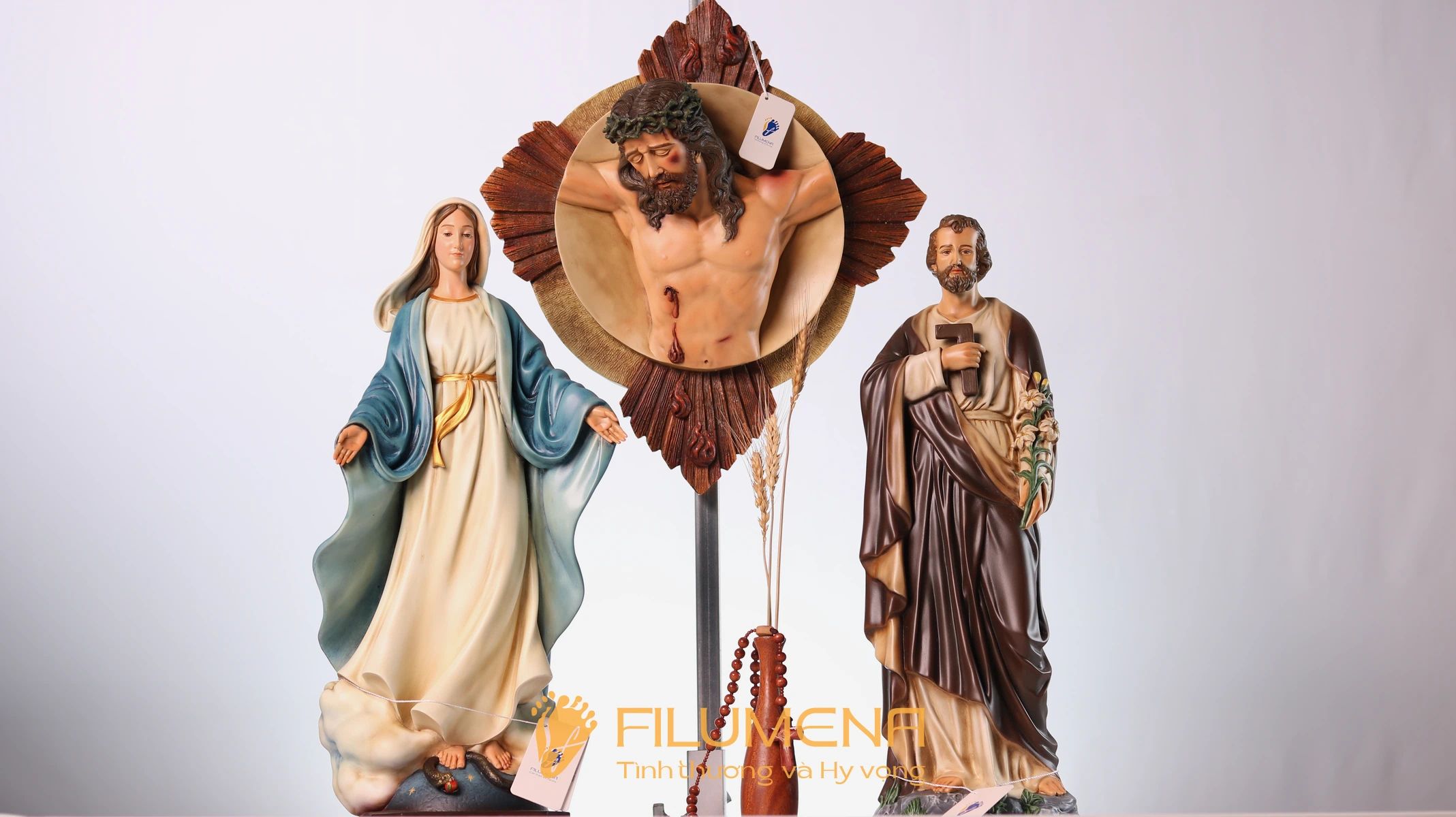 Tượng chịu nạn tại GP Xuân Lộc. Tượng Công giáo Filumena là tượng của Tình thương và Hy vọng. Bản quyền các tác phẩm tượng Công giáo thuộc về Filumena Art, Cộng hòa Pháp. Filumena sáng tác và sản xuất nhiều mẫu tượng Công giáo khác như Tượng Đức Mẹ để xe hơi, Tượng Đức Mẹ để xe ô tô, Bàn thờ Công giáo, Bàn thờ Công giáo, Bàn thờ Chúa và gia tiên