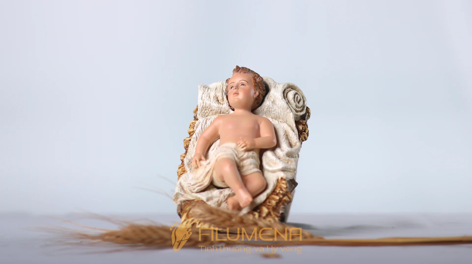 Góc chụp nghiêng tượng Chúa Giáng Sinh 10 cm cho bộ tượng Noel 20 cm