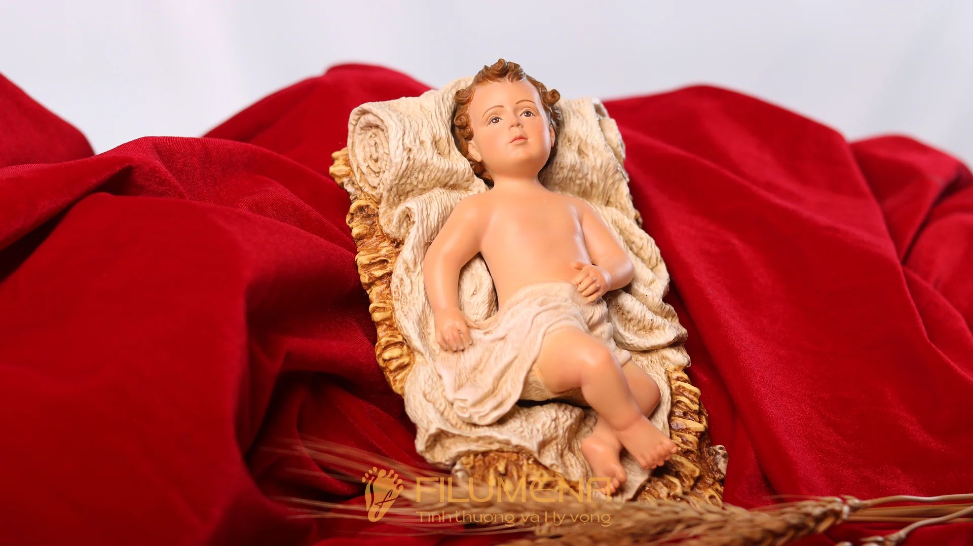 Tượng Chúa Hài Đồng 15 cm đặt làm trung tâm hang đá gia đình