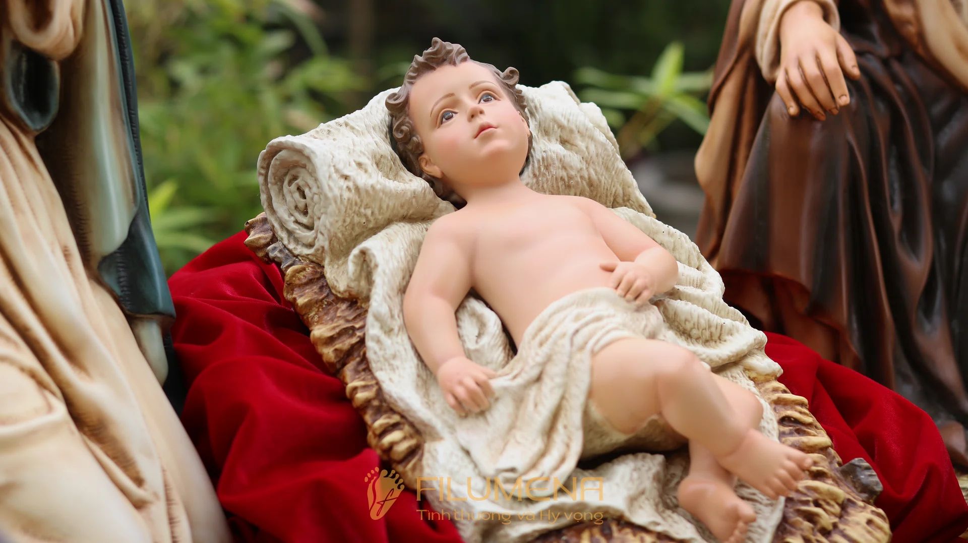 Tượng Chúa Giáng Sinh như hình ảnh Thiên Chúa nhập thể trong đêm Noel
