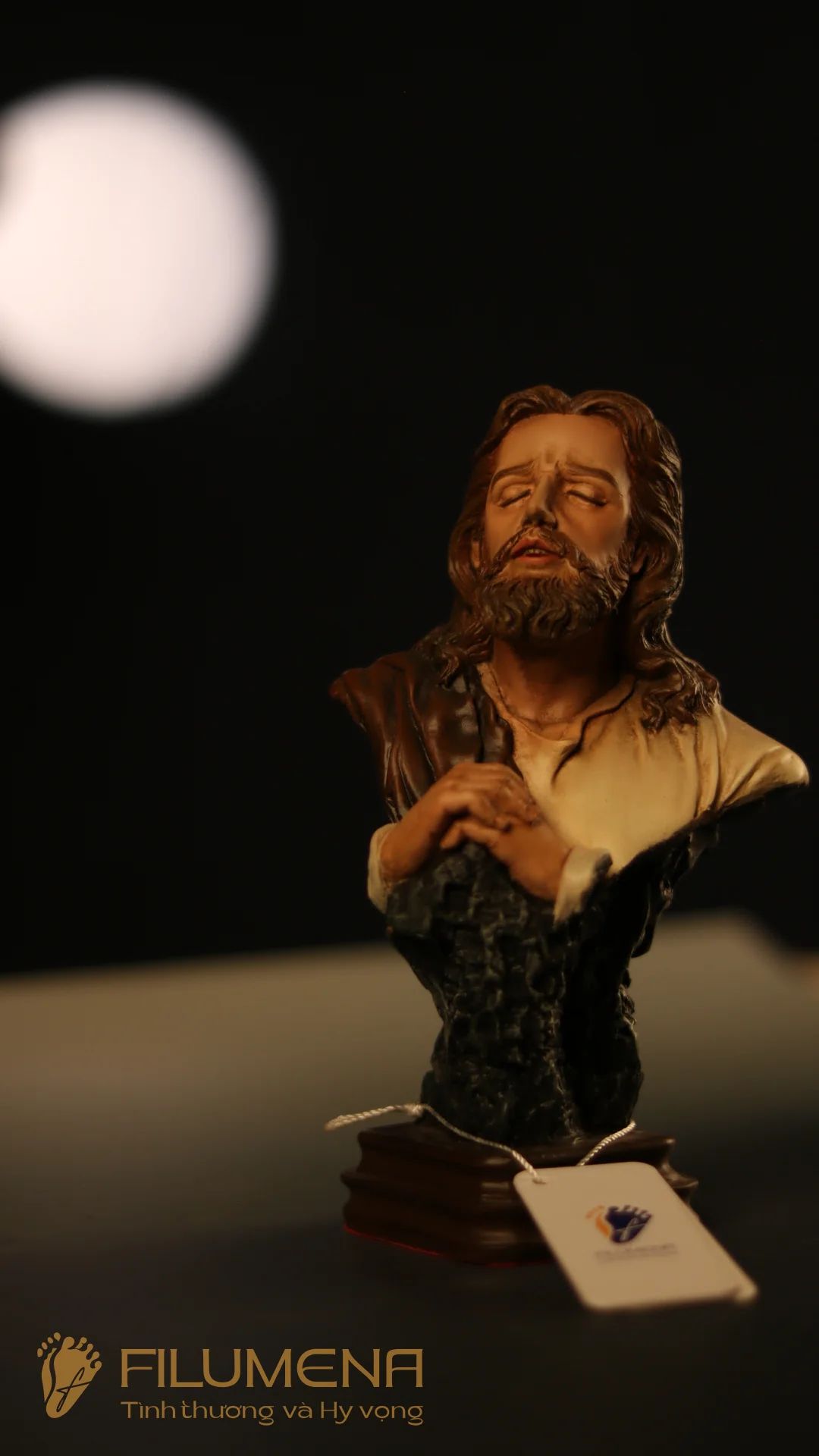 Statues de Jesus Christ créées et fabriquées par Filumena Art, fabricant and grossiste des articles religieux au Vietnam