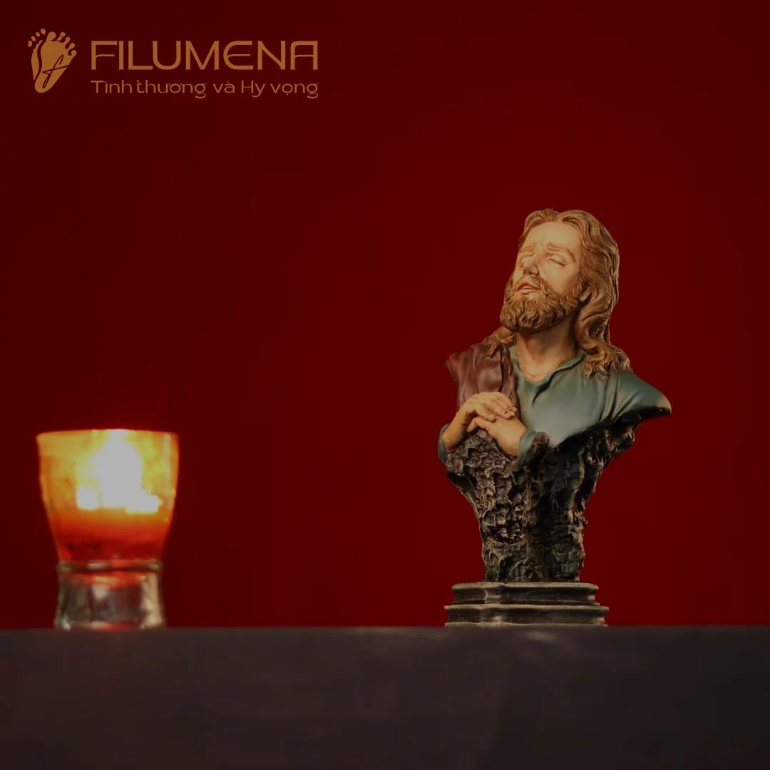 Tượng Chúa Giê-su tại Nhà sách Dòng Chúa Cứu Thế. Tượng Công giáo Filumena là tượng của Tình thương và Hy vọng. Bản quyền các tác phẩm tượng Công giáo thuộc về Filumena Art, Cộng hòa Pháp. Filumena sáng tác và sản xuất nhiều mẫu tượng Công giáo khác như Bàn thờ Công giáo, Bàn thờ Chúa và gia tiên, Bàn thờ Chúa, Tượng công giáo đẹp, Tượng công giáo mini