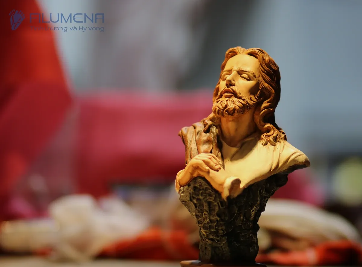 Tượng Chúa tại Nhà sách Dòng Chúa Cứu Thế. Tượng Công Giáo Filumena được sáng tác bởi các nghệ sĩ Filumena. Mỗi tác phẩm đều là đóng góp của quý vị cho các việc bác ái. Tượng làm bằng chất liệu bột đá tự nhiên và resin, có đủ các kích thước từ 15, 20 cm tới 1m và lớn hơn nữa.