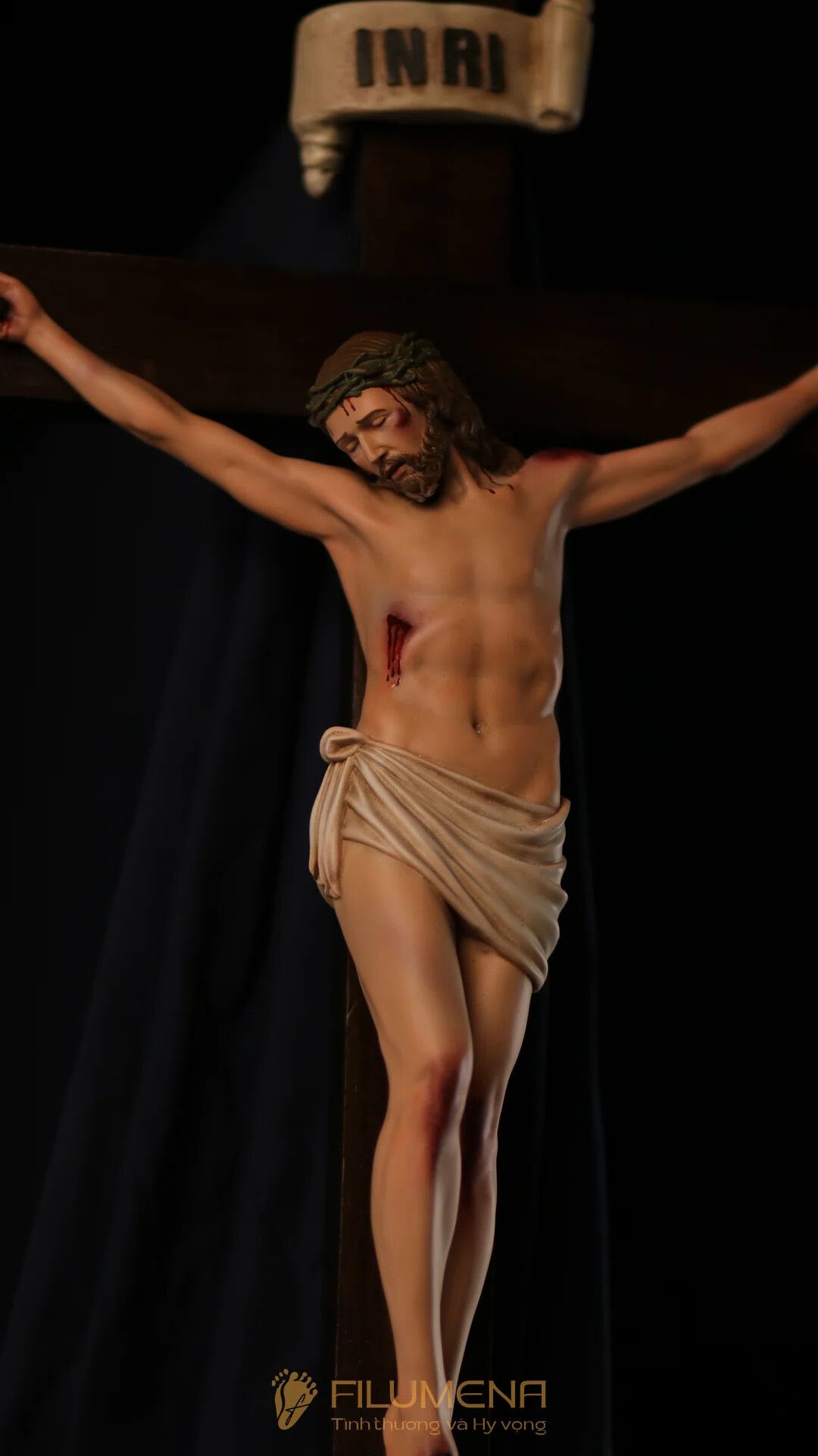 Tượng chịu nạn tại Đền thánh Martino Hố Nai. Tượng Công giáo Filumena là tượng của Tình thương và Hy vọng. Bản quyền các tác phẩm tượng Công giáo thuộc về Filumena Art, Cộng hòa Pháp. Filumena sáng tác và sản xuất nhiều mẫu tượng Công giáo khác như Bàn thờ Công giáo phòng khách, Bàn thờ Chúa phòng khách, Tượng công giáo đẹp, Tượng công giáo mini, Tượng chuộc tội