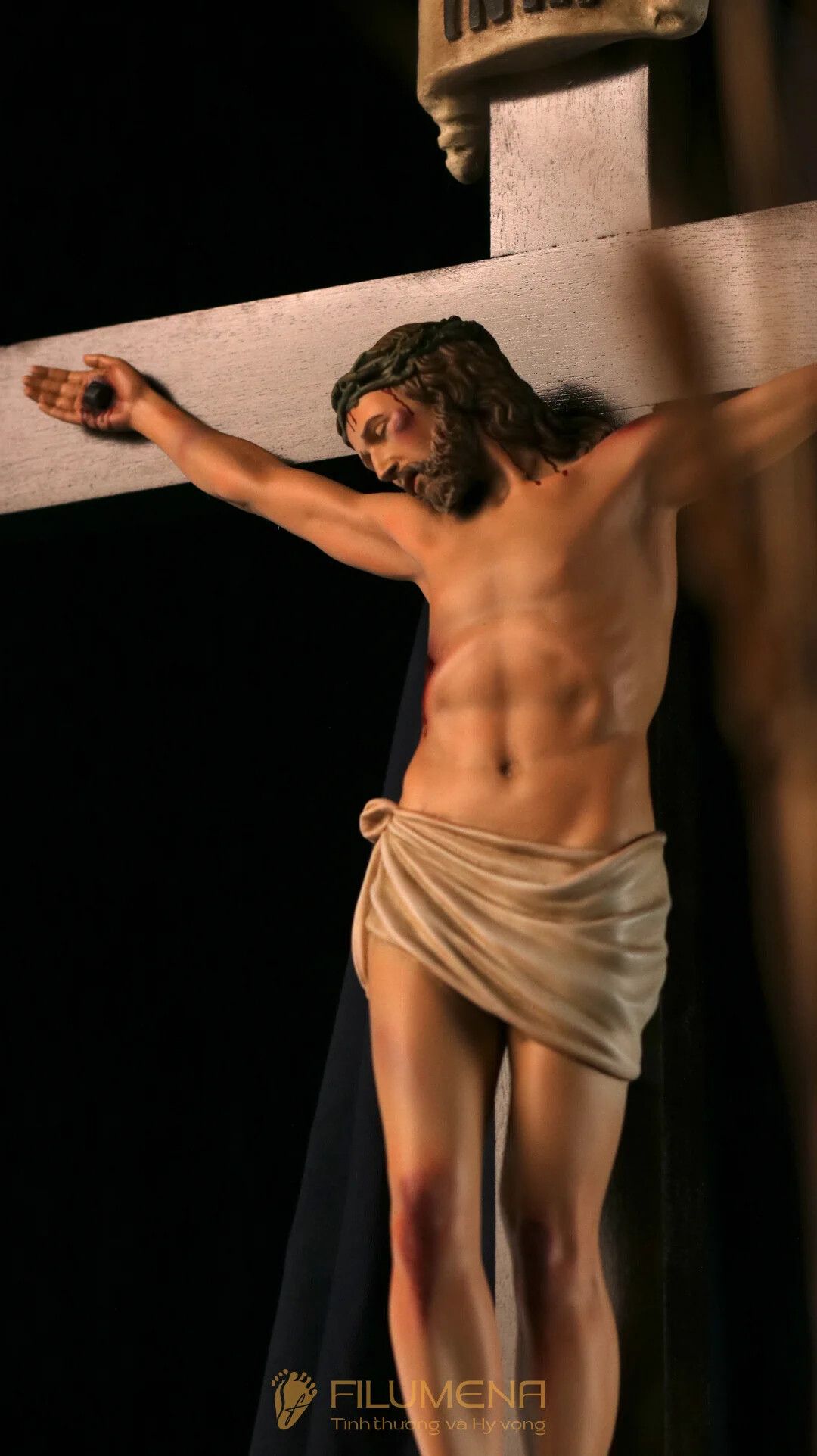 Tượng chịu nạn tại Đền thánh Martino Hố Nai. Tượng Công giáo Filumena là tượng của Tình thương và Hy vọng. Bản quyền các tác phẩm tượng Công giáo thuộc về Filumena Art, Cộng hòa Pháp. Filumena sáng tác và sản xuất nhiều mẫu tượng Công giáo khác như Bàn thờ Công giáo phòng khách, Bàn thờ Chúa phòng khách, Tượng công giáo đẹp, Tượng công giáo mini, Tượng chuộc tội