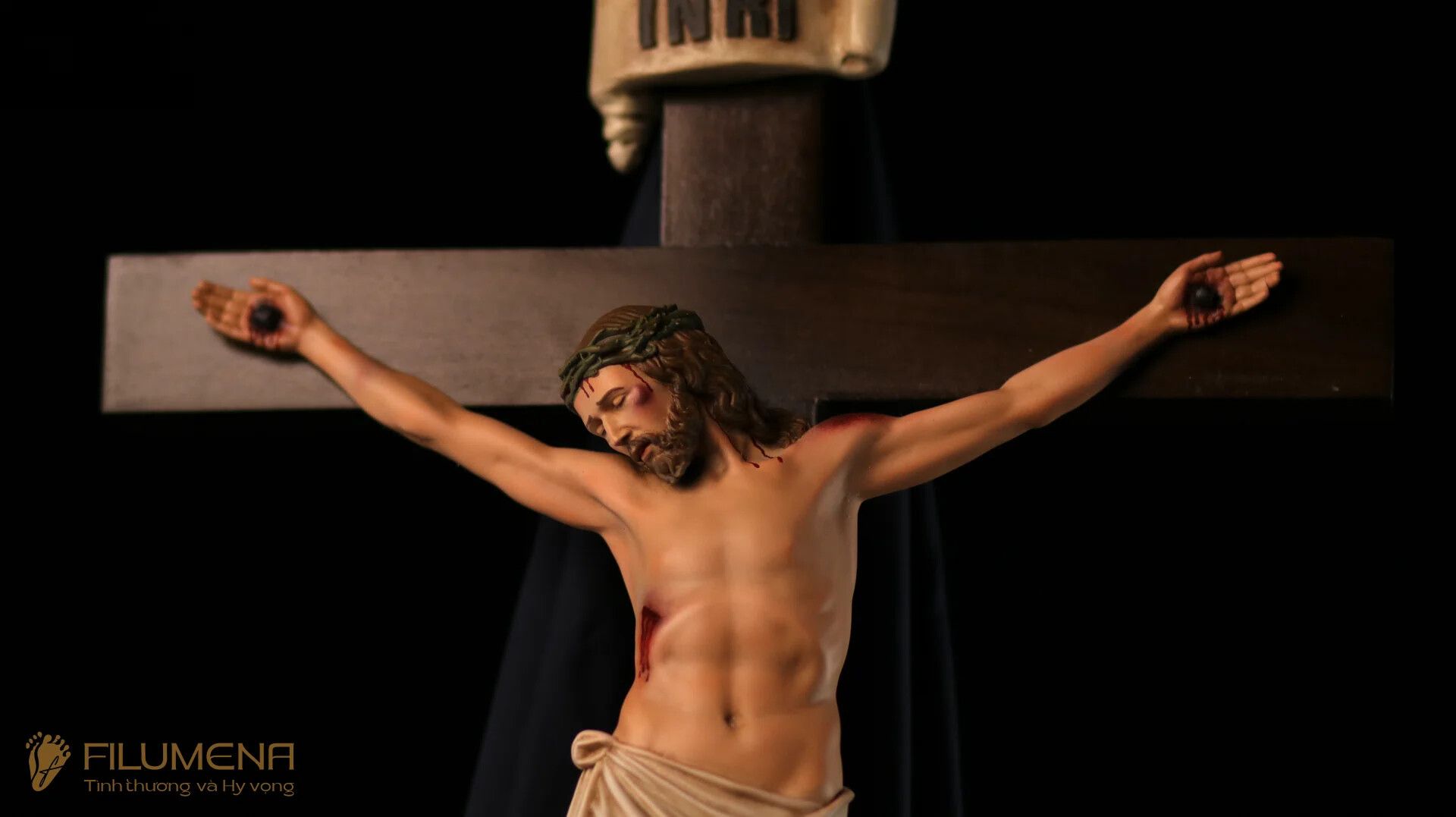 Tượng chịu nạn tại Đền thánh Martino Hố Nai. Tượng Công giáo Filumena là tượng của Tình thương và Hy vọng. Bản quyền các tác phẩm tượng Công giáo thuộc về Filumena Art, Cộng hòa Pháp. Filumena sáng tác và sản xuất nhiều mẫu tượng Công giáo khác như Bàn thờ Công giáo phòng khách, Bàn thờ Chúa phòng khách, Tượng công giáo đẹp, Tượng công giáo mini, Tượng chuộc tội