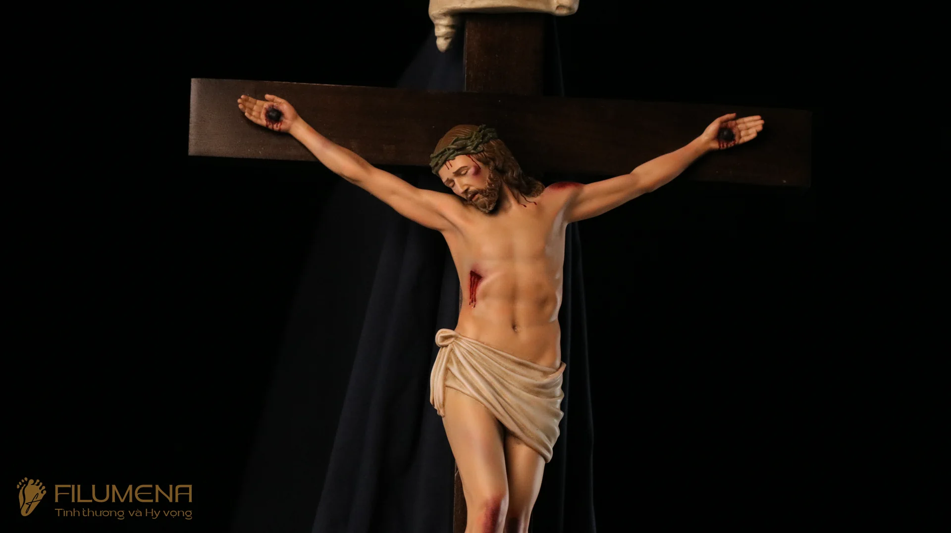 Biểu tượng thánh giá đặt trên nền tối, gợi nhắc cần phân định đúng ngữ cảnh