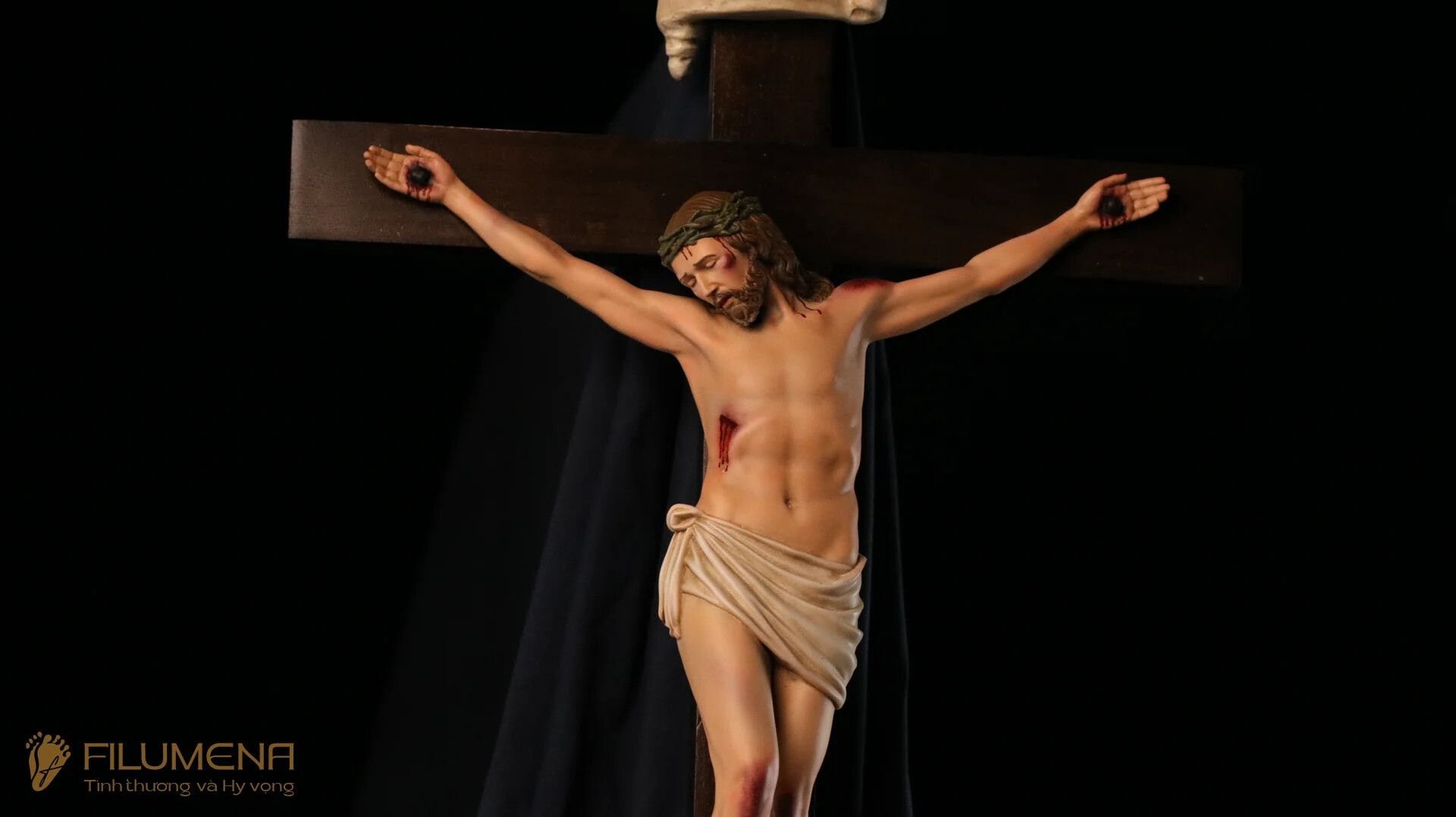 Tượng chịu nạn tại Đền thánh Martino Hố Nai. Tượng Công giáo Filumena là tượng của Tình thương và Hy vọng. Bản quyền các tác phẩm tượng Công giáo thuộc về Filumena Art, Cộng hòa Pháp. Filumena sáng tác và sản xuất nhiều mẫu tượng Công giáo khác như Bàn thờ Công giáo phòng khách, Bàn thờ Chúa phòng khách, Tượng công giáo đẹp, Tượng công giáo mini, Tượng chuộc tội
