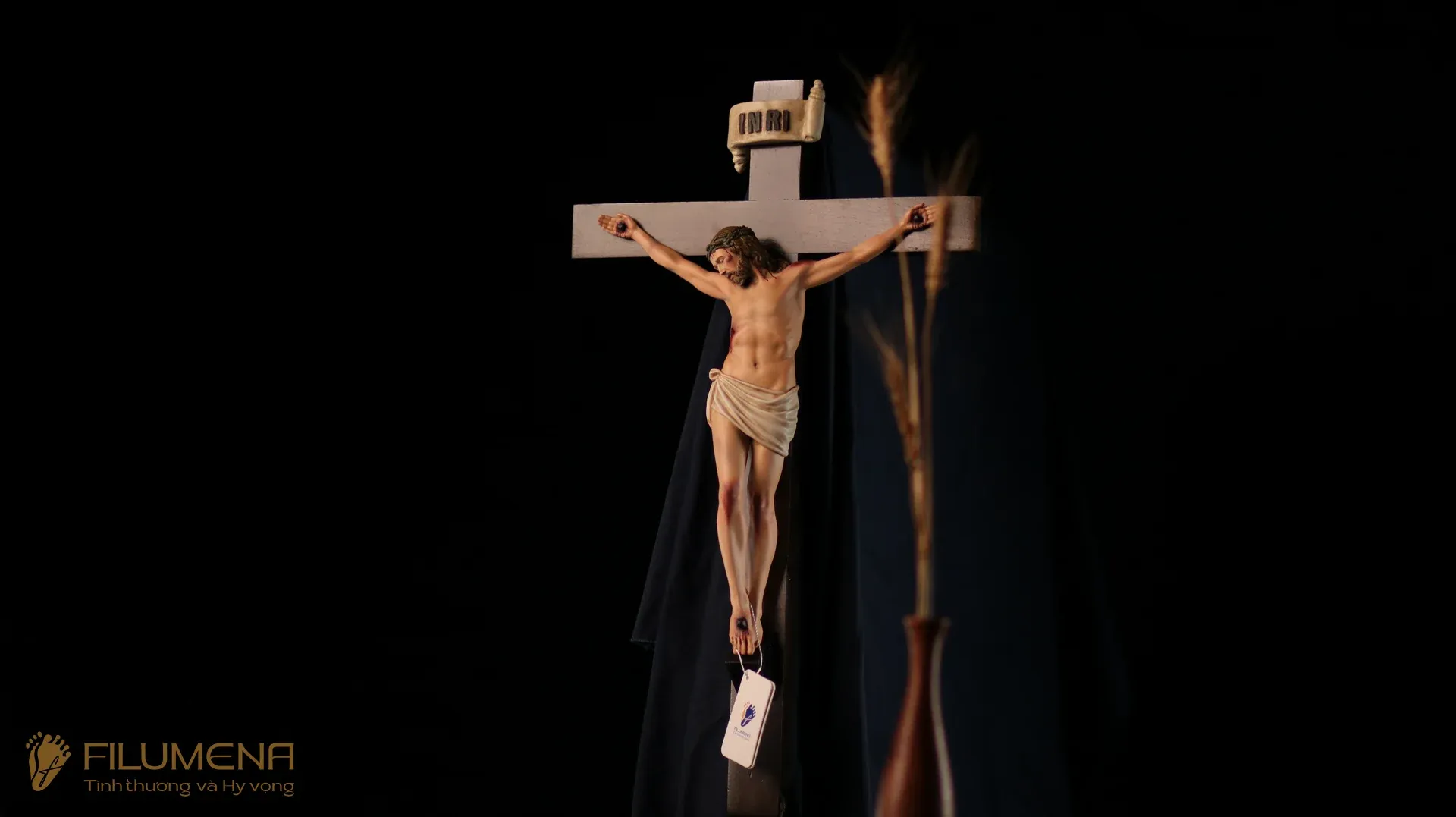 Tượng Chúa Giê-su tại Buôn Ma Thuột. Tượng Công Giáo Filumena được sáng tác bởi các nghệ sĩ Filumena. Mỗi tác phẩm đều là đóng góp của quý vị cho các việc bác ái. Tượng làm bằng chất liệu bột đá tự nhiên và resin, có đủ các kích thước từ 15, 20 cm tới 1m và lớn hơn nữa.