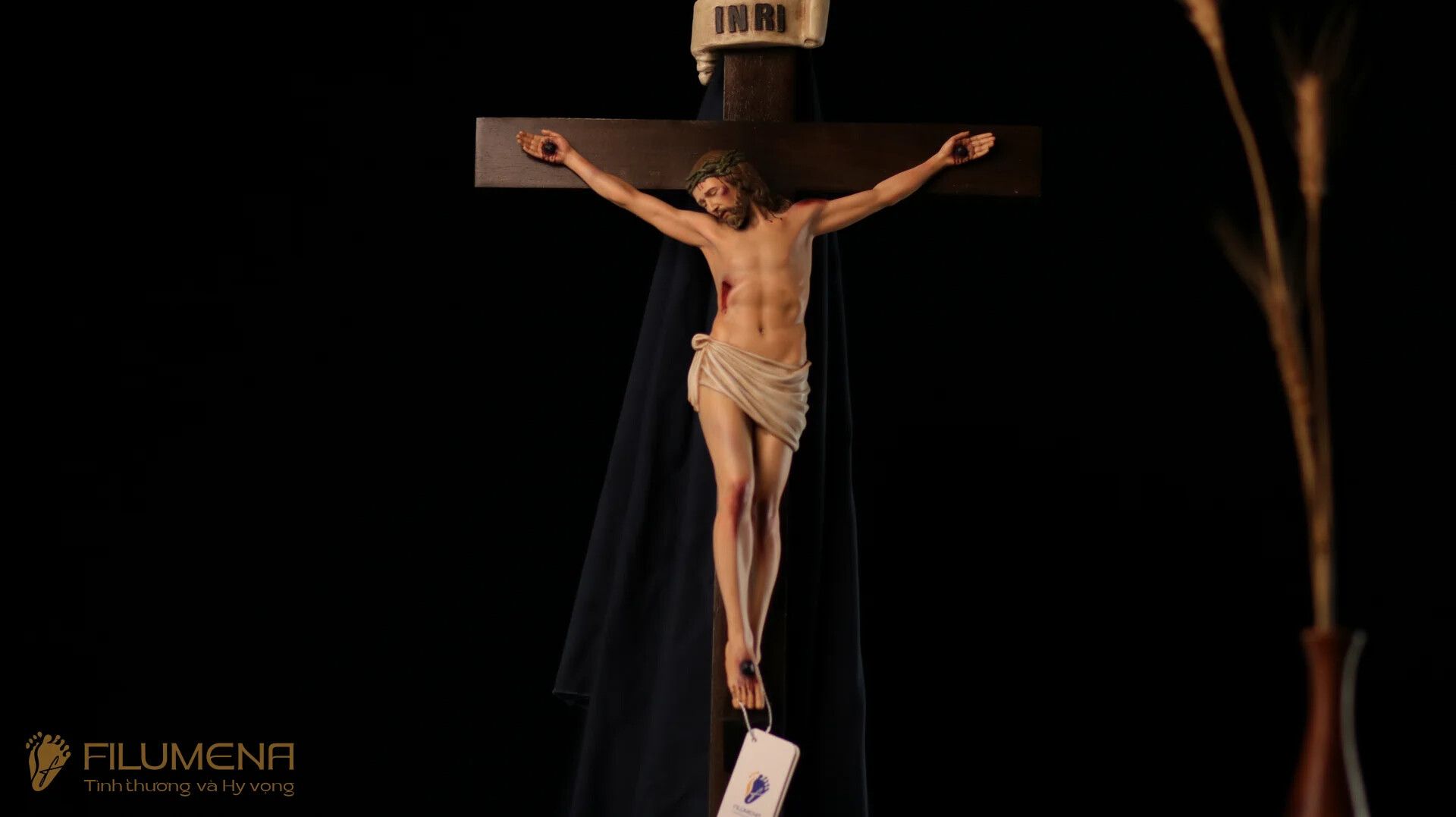 Tượng chịu nạn tại Đền thánh Martino Hố Nai. Tượng Công giáo Filumena là tượng của Tình thương và Hy vọng. Bản quyền các tác phẩm tượng Công giáo thuộc về Filumena Art, Cộng hòa Pháp. Filumena sáng tác và sản xuất nhiều mẫu tượng Công giáo khác như Bàn thờ Công giáo phòng khách, Bàn thờ Chúa phòng khách, Tượng công giáo đẹp, Tượng công giáo mini, Tượng chuộc tội