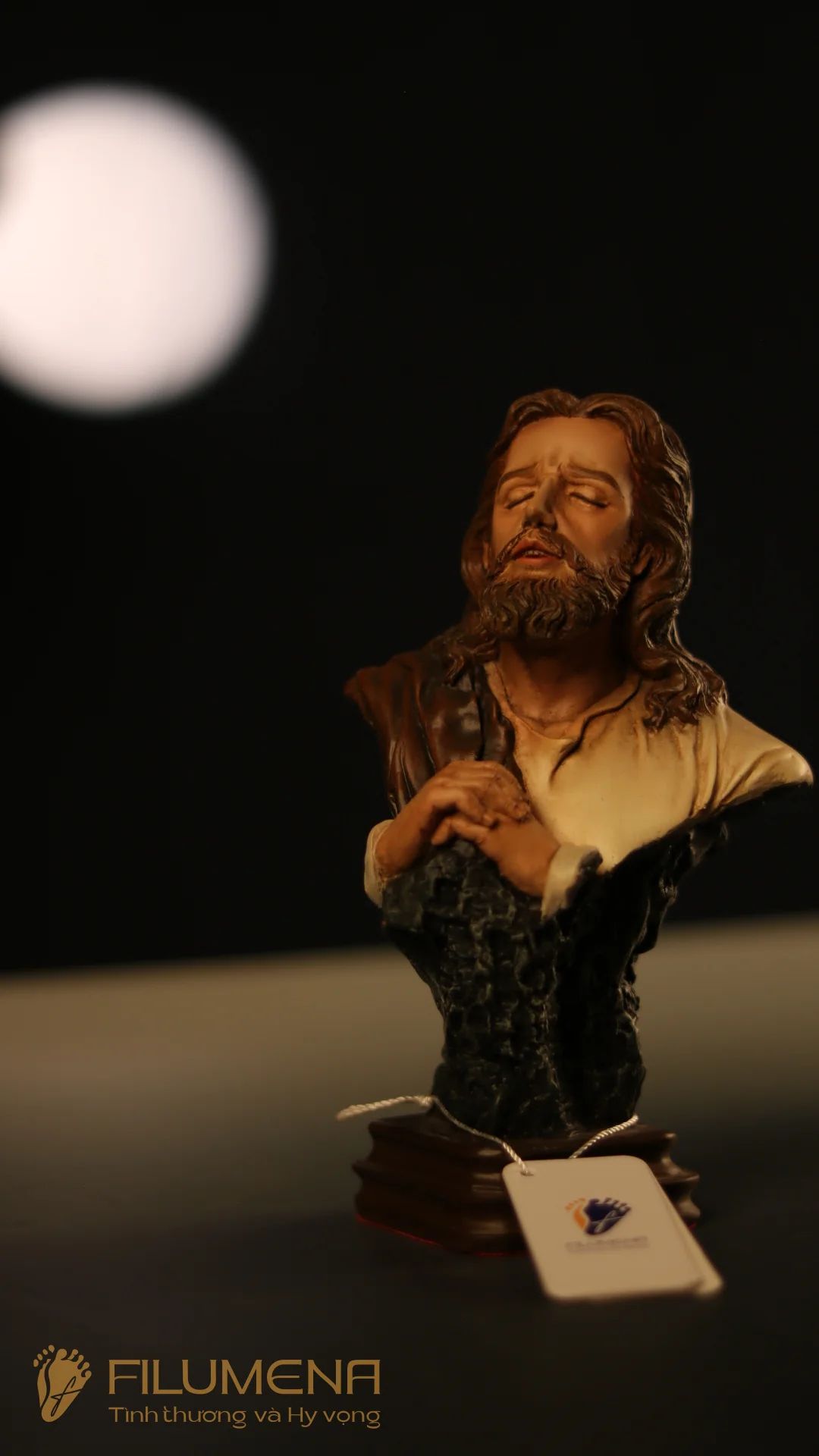 Statues de Jesus Christ créées et fabriquées par Filumena Art, fabricant and grossiste des articles religieux au Vietnam