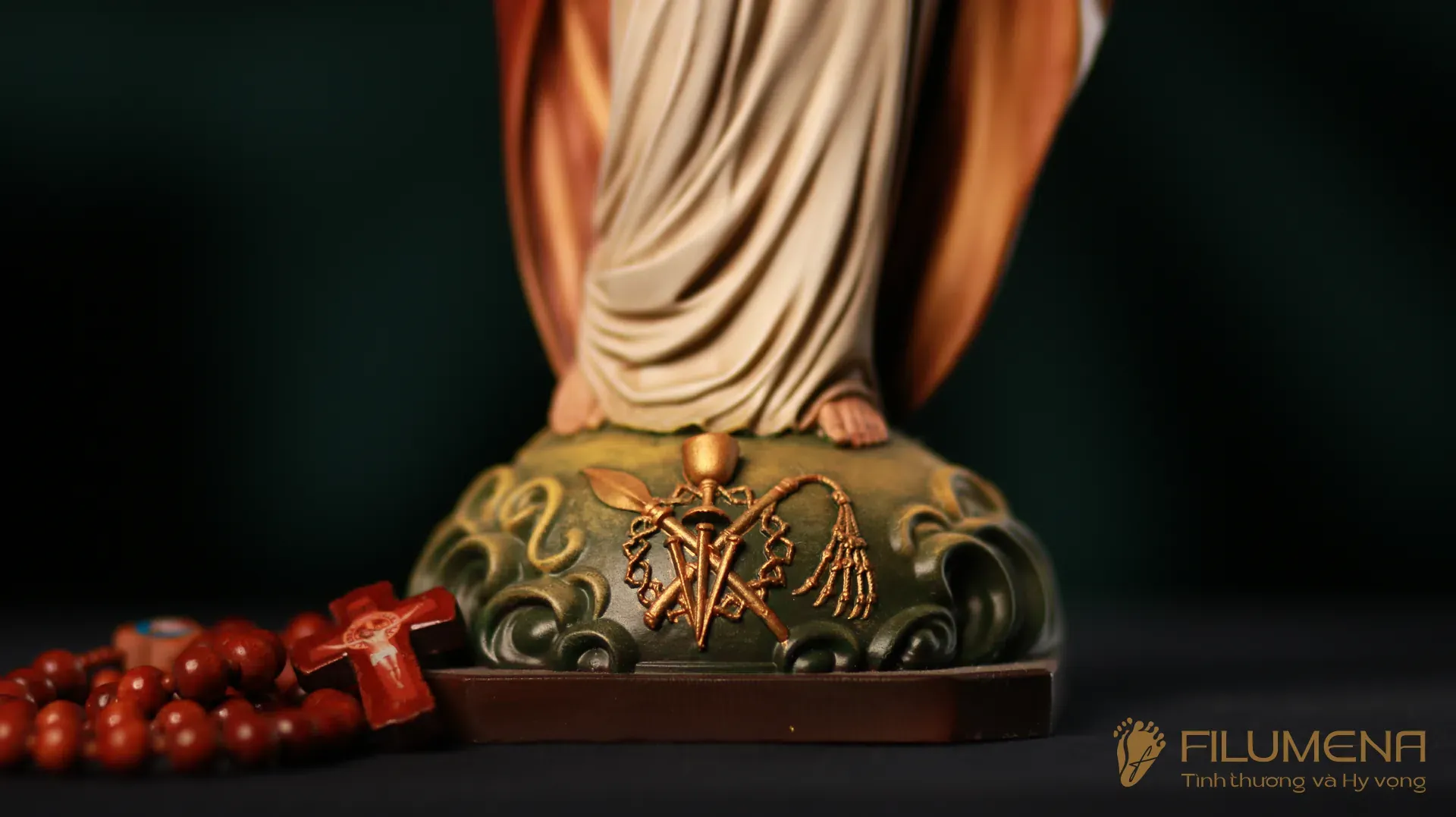 Tượng Chúa Giê-su tại Hà Tĩnh. Tượng Công Giáo Filumena được sáng tác bởi các nghệ sĩ Filumena. Mỗi tác phẩm đều là đóng góp của quý vị cho các việc bác ái. Tượng làm bằng chất liệu bột đá tự nhiên và resin, có đủ các kích thước từ 15, 20 cm tới 1m và lớn hơn nữa.