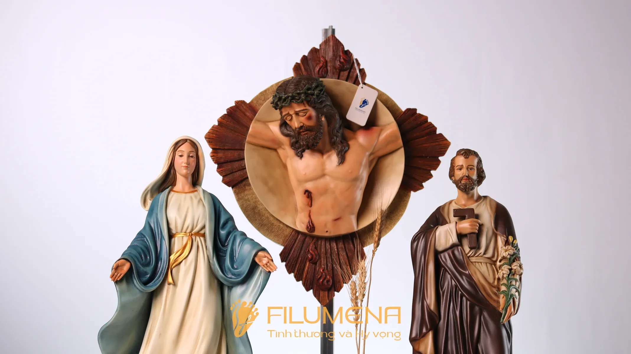 Bàn thờ Chúa phòng khách tại Nhà sách Dòng Chúa Cứu Thế. Tượng Công Giáo Filumena được sáng tác bởi các nghệ sĩ Filumena. Mỗi tác phẩm đều là đóng góp của quý vị cho các việc bác ái. Tượng làm bằng chất liệu bột đá tự nhiên và resin, có đủ các kích thước từ 15, 20 cm tới 1m và lớn hơn nữa.