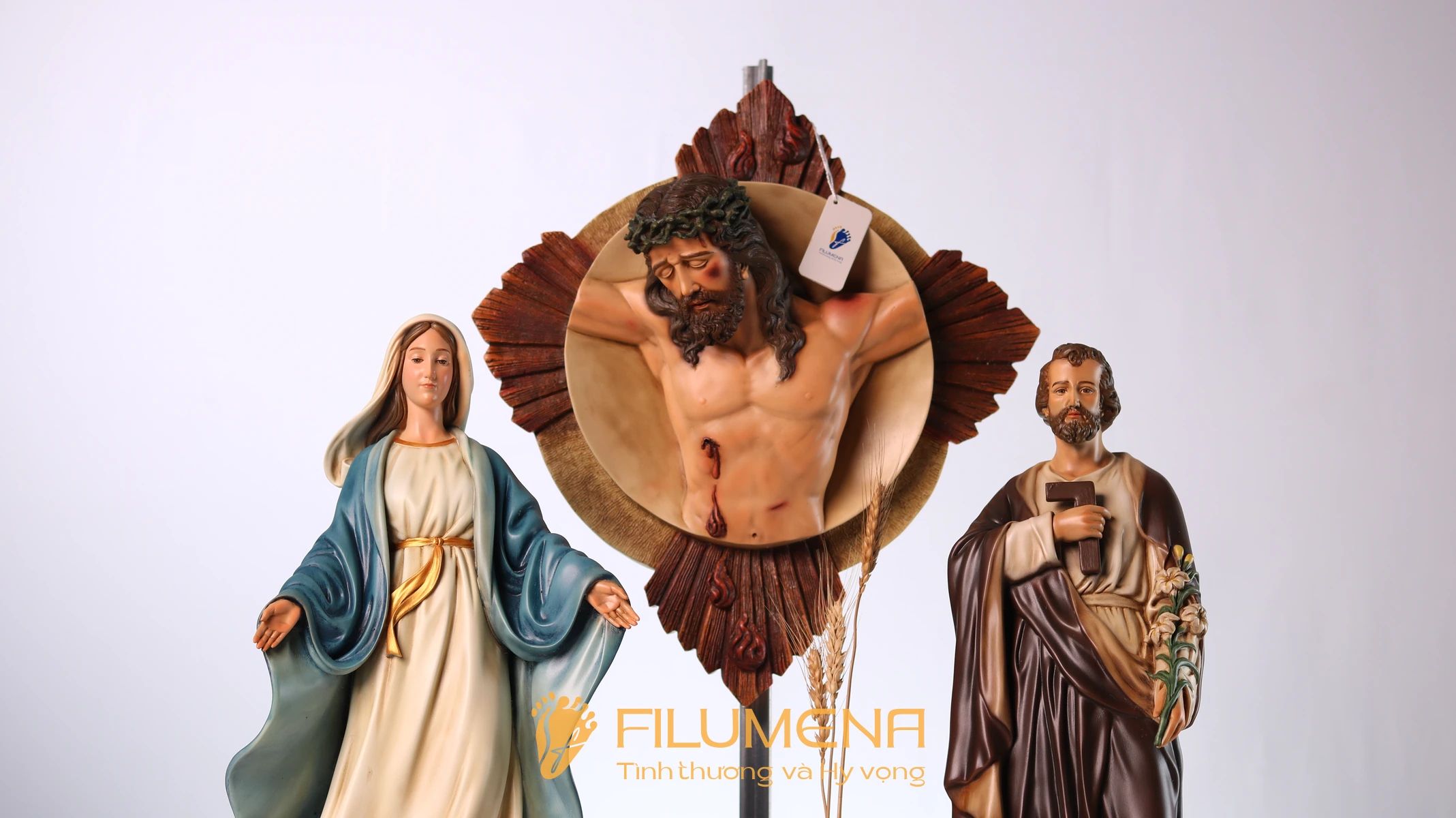Tượng Chúa Giê-su tại Huế. Tượng Công giáo Filumena là tượng của Tình thương và Hy vọng. Bản quyền các tác phẩm tượng Công giáo thuộc về Filumena Art, Cộng hòa Pháp. Filumena sáng tác và sản xuất nhiều mẫu tượng Công giáo khác như Tượng Đức Mẹ Lộ Đức, Tượng Đức Mẹ, Tượng Mẹ Maria, Tượng Đức Mẹ để xe ô tô, Bàn thờ Công giáo