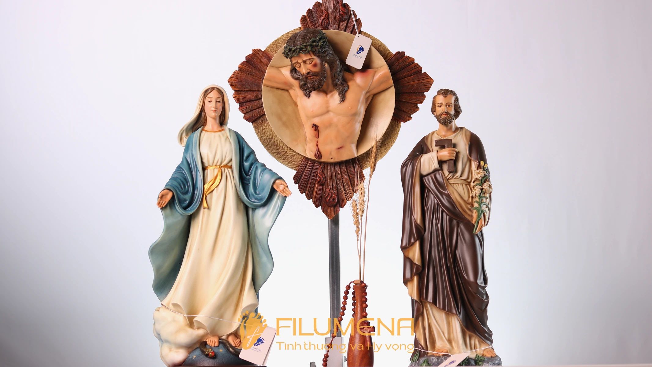 Tượng Chúa Giê-su tại Huế. Tượng Công giáo Filumena là tượng của Tình thương và Hy vọng. Bản quyền các tác phẩm tượng Công giáo thuộc về Filumena Art, Cộng hòa Pháp. Filumena sáng tác và sản xuất nhiều mẫu tượng Công giáo khác như Tượng Đức Mẹ Lộ Đức, Tượng Đức Mẹ, Tượng Mẹ Maria, Tượng Đức Mẹ để xe ô tô, Bàn thờ Công giáo