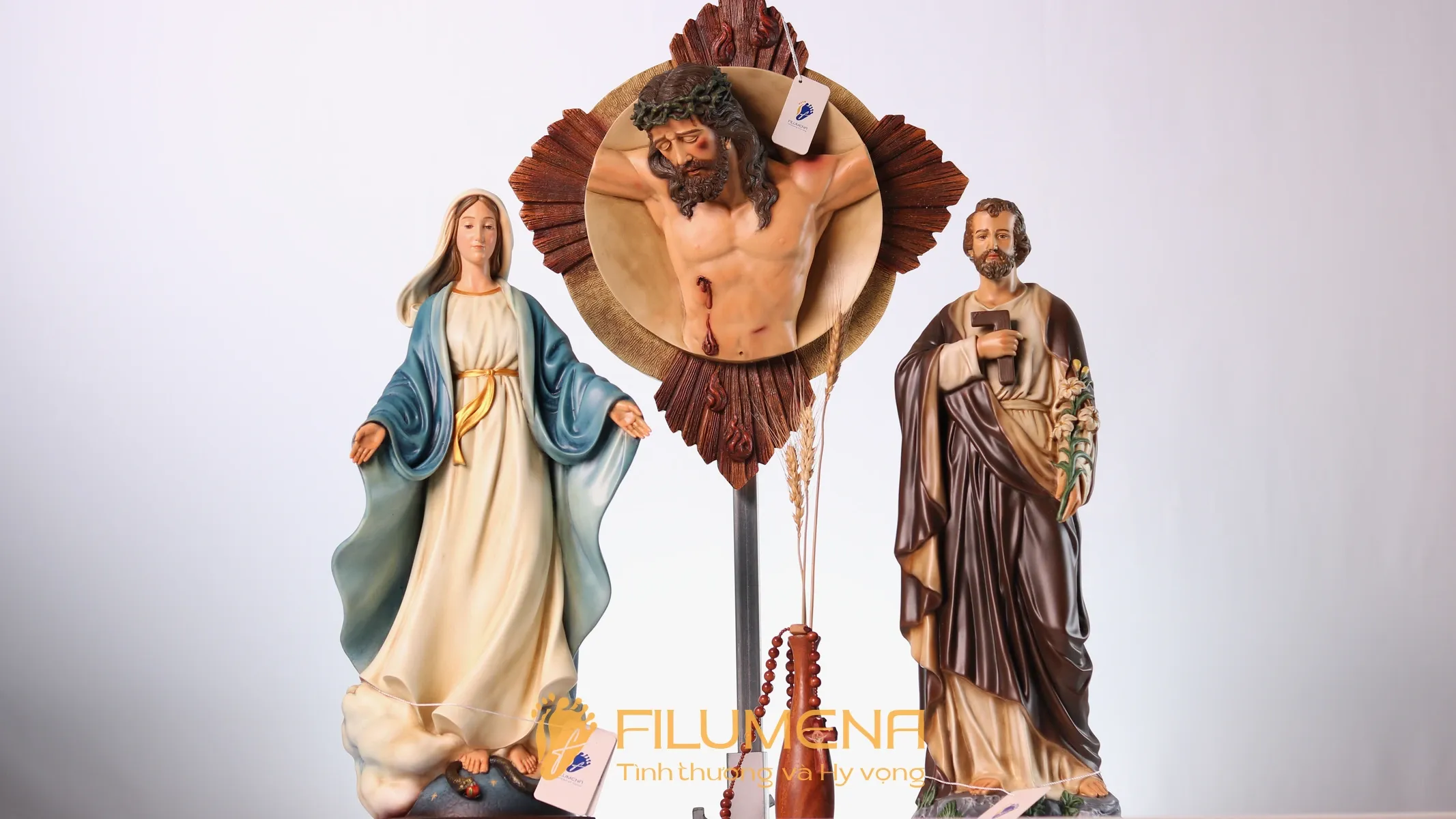 Tượng Chúa Giê-su tại TGP. Sài Gòn. Tượng Công Giáo Filumena được sáng tác bởi các nghệ sĩ Filumena. Mỗi tác phẩm đều là đóng góp của quý vị cho các việc bác ái. Tượng làm bằng chất liệu bột đá tự nhiên và resin, có đủ các kích thước từ 15, 20 cm tới 1m và lớn hơn nữa.