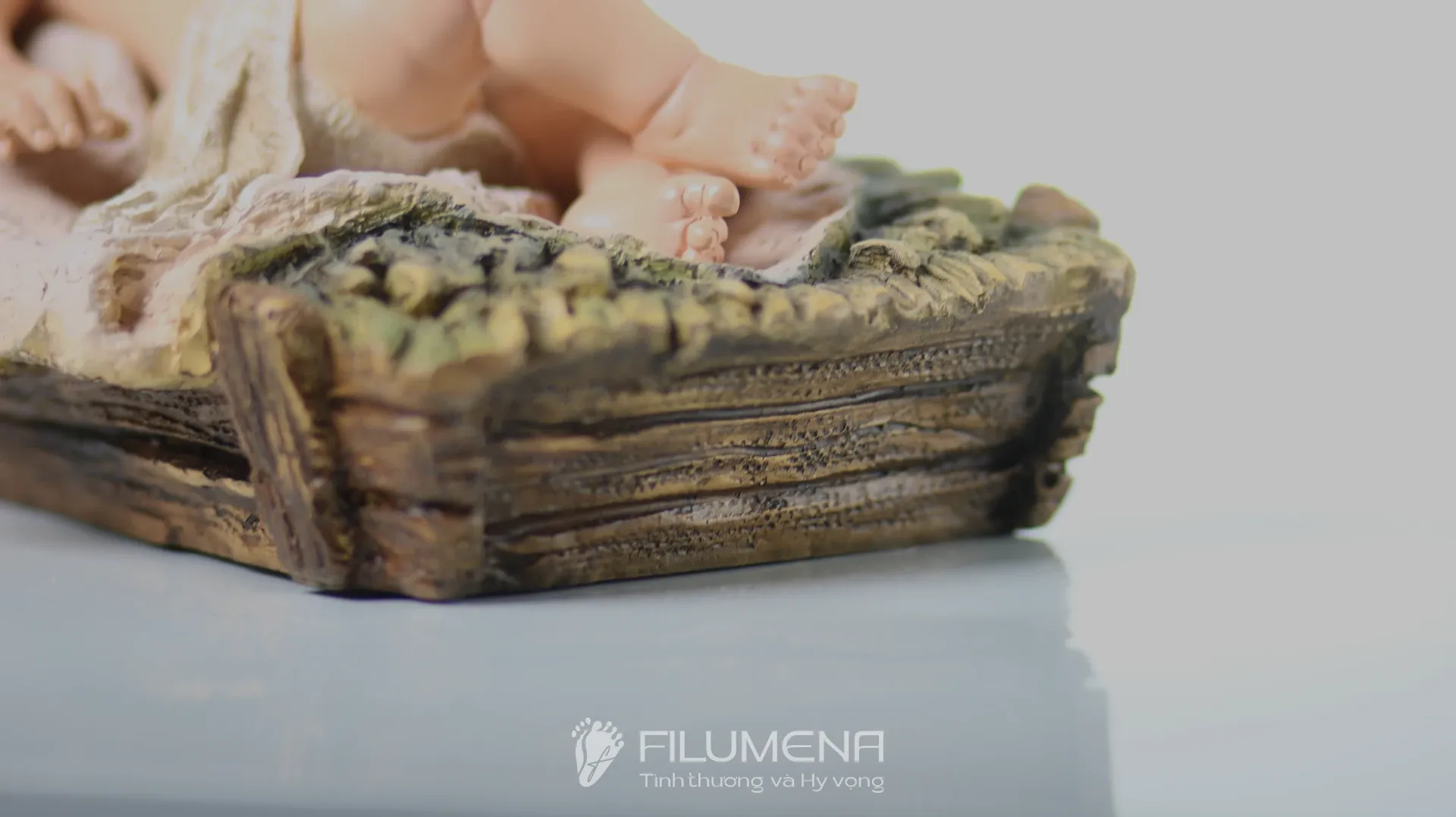 Tượng Chúa Giáng sinh tại Nhà sách Đức Bà Hòa Bình Sài Gòn