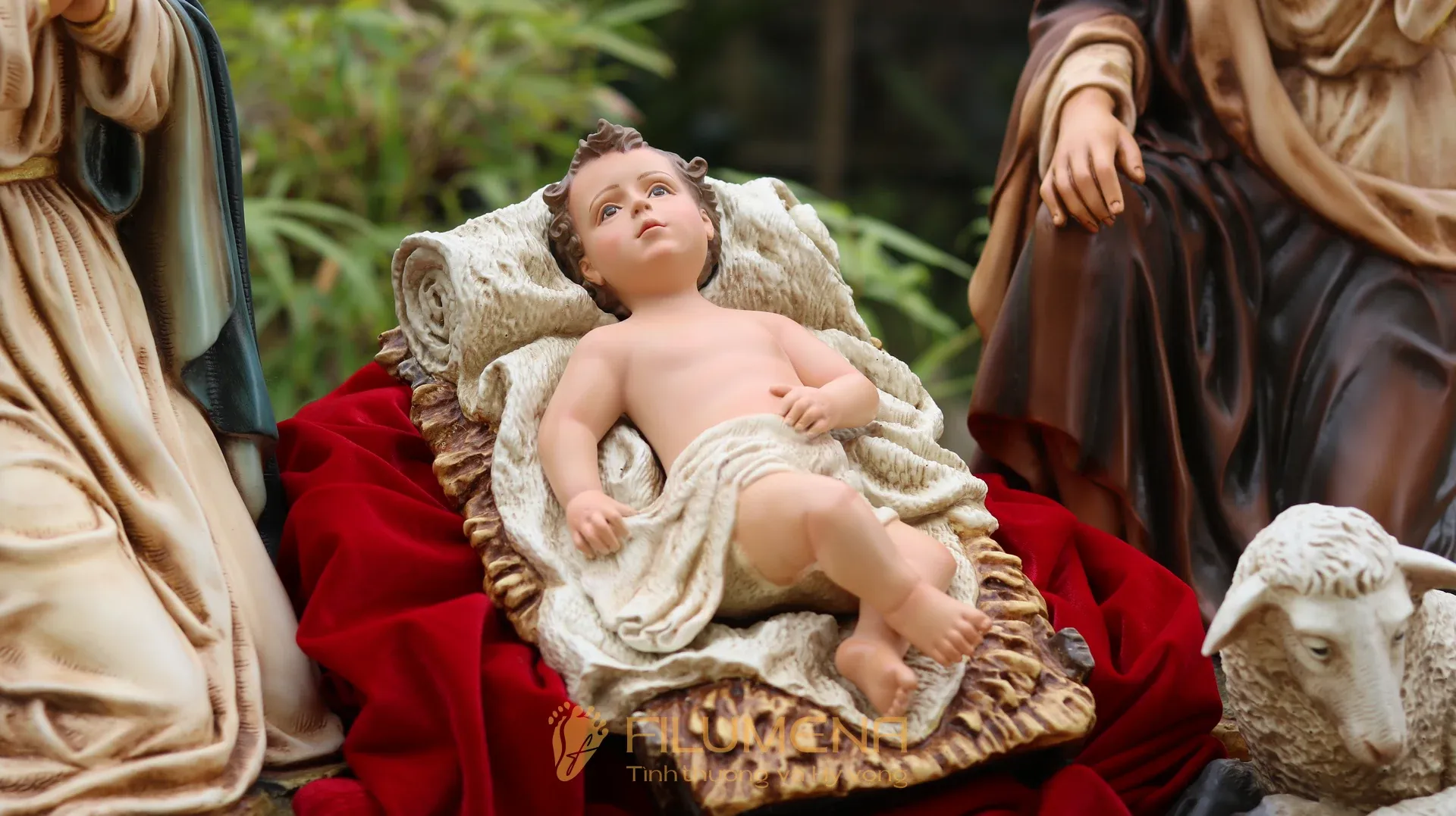 Tượng Giáng sinh tại Buôn Mê Thuột. Tượng Công Giáo Filumena được sáng tác bởi các nghệ sĩ Filumena. Mỗi tác phẩm đều là đóng góp của quý vị cho các việc bác ái. Tượng làm bằng chất liệu bột đá tự nhiên và resin, có đủ các kích thước từ 15, 20 cm tới 1m và lớn hơn nữa.