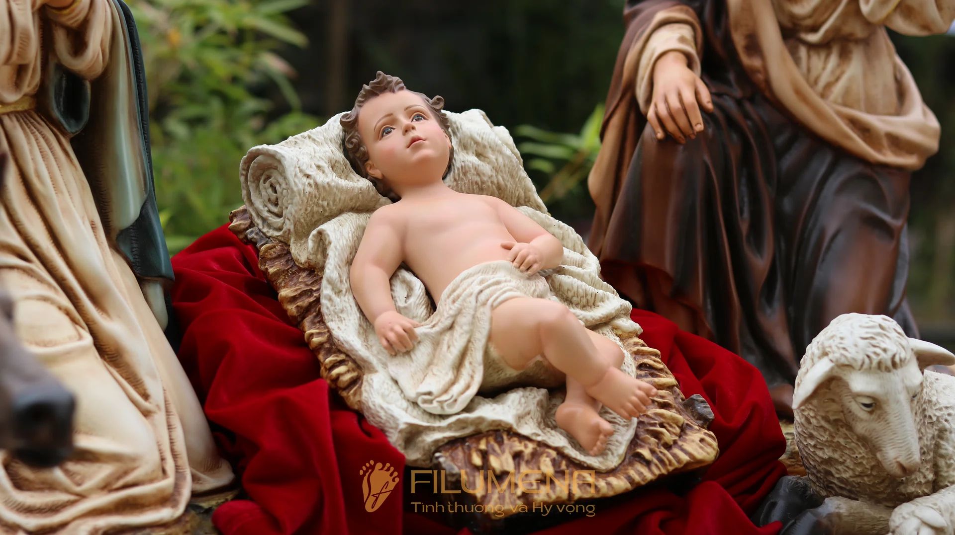 Tượng Chúa Hài Đồng nằm trong máng cỏ – điểm sáng của mùa Noel