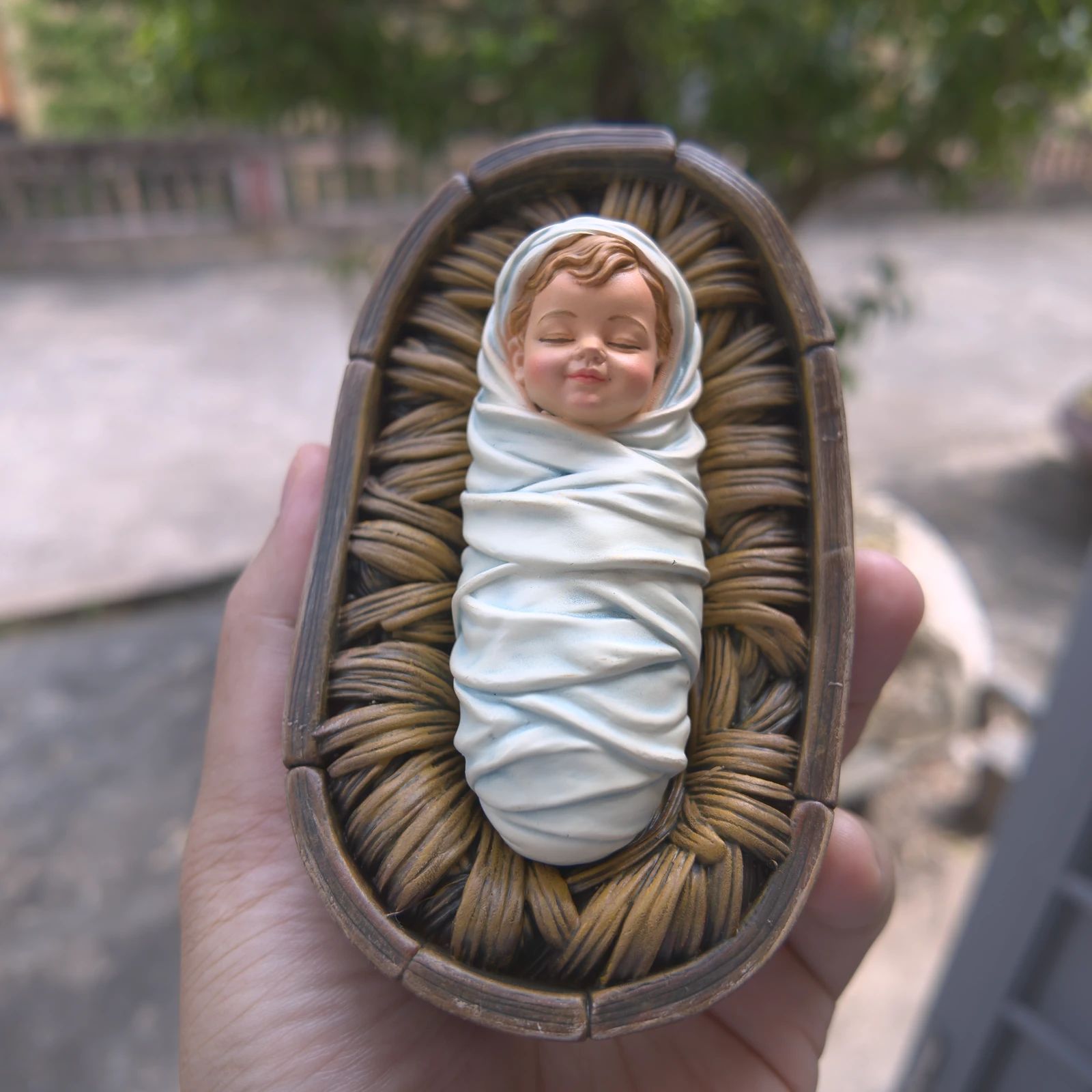 Tượng Chúa Hài Đồng 9 cm cùng máng cỏ 13 cm được cầm trên tay