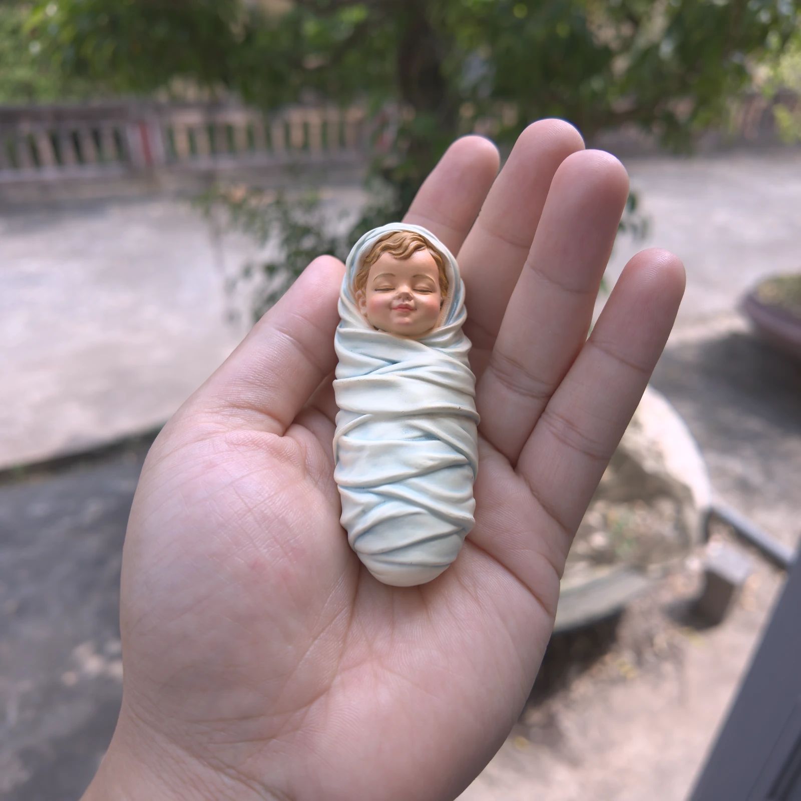 Tượng Chúa Hài Đồng trong lòng bàn tay để hình dung kích thước