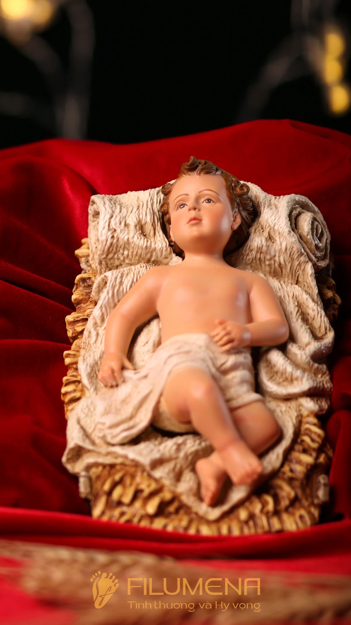 Tượng Chúa Hài Đồng nằm trong máng cỏ, trung tâm của bộ tượng Giáng sinh 30 cm